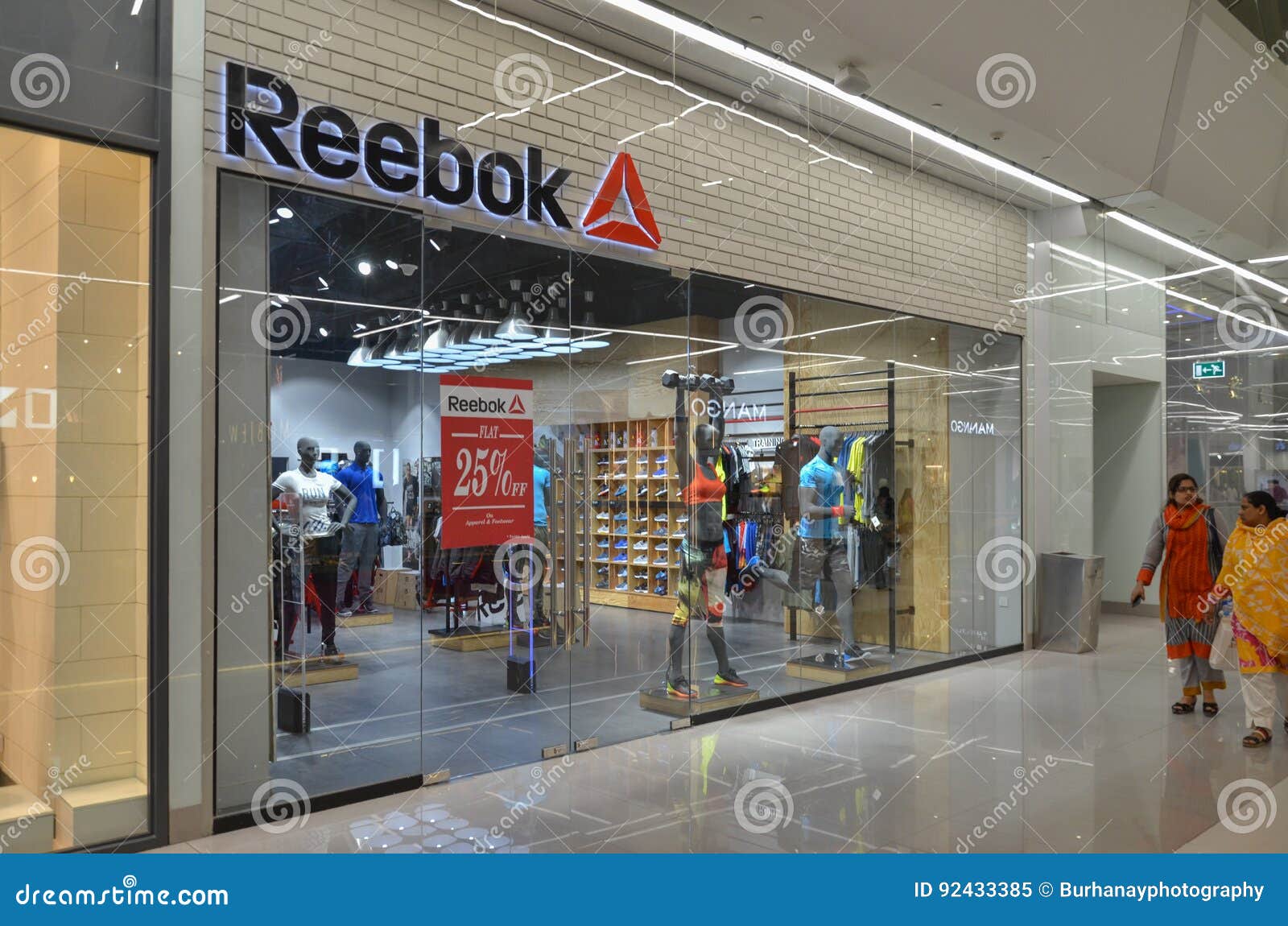 商场购物中心的， 2017年5月6日的拉合尔巴基斯坦Reebok商店. 在商场购物中心的Reebok中心