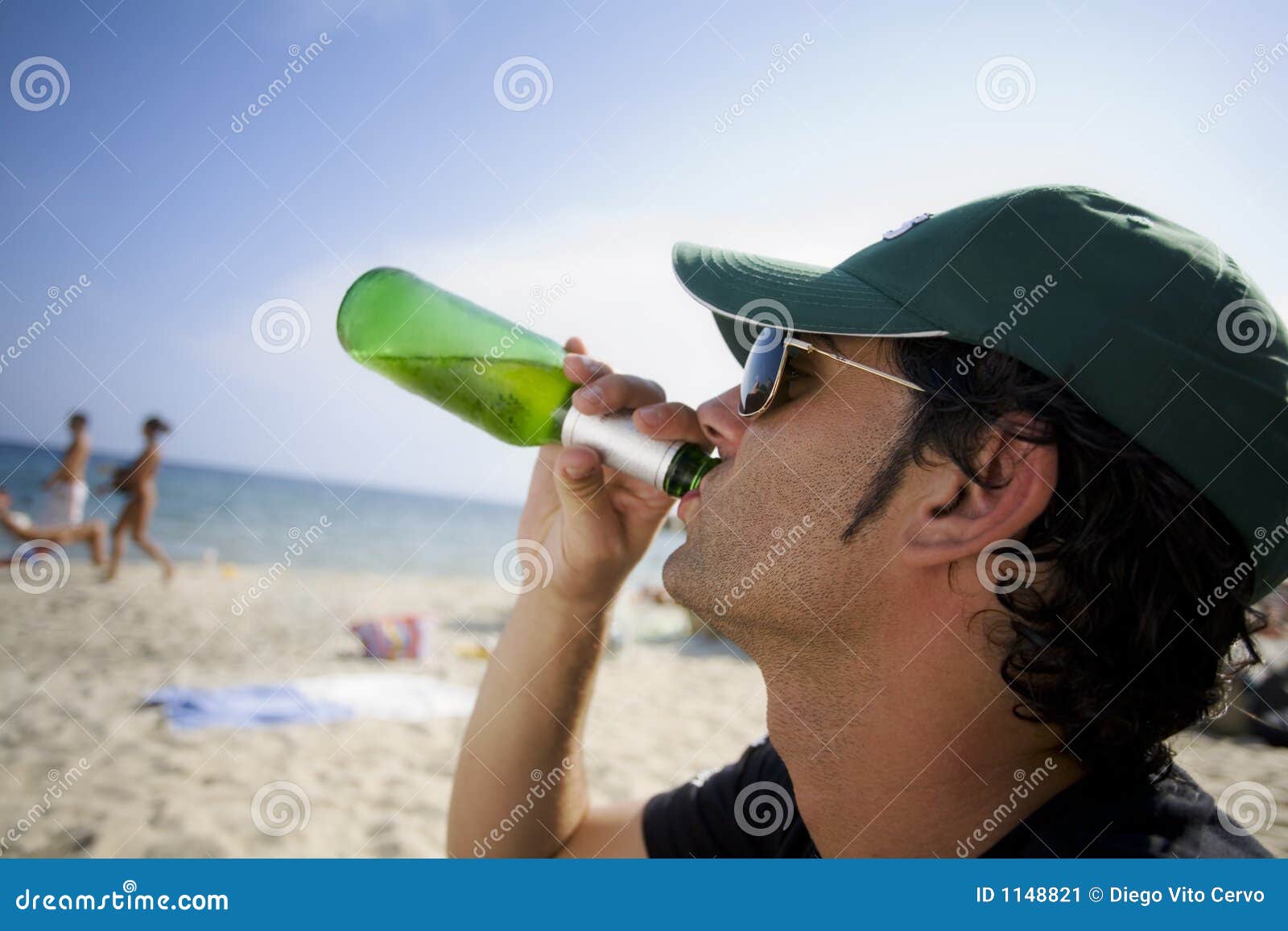 潮人朋友一起在海滩露营派对的乐趣-友谊旅游概念与年轻人旅行者玩尤克里里和喝瓶装啤酒在夏季冲浪营-温暖明亮的过滤器照片摄影图片_ID:312586647-Veer图库