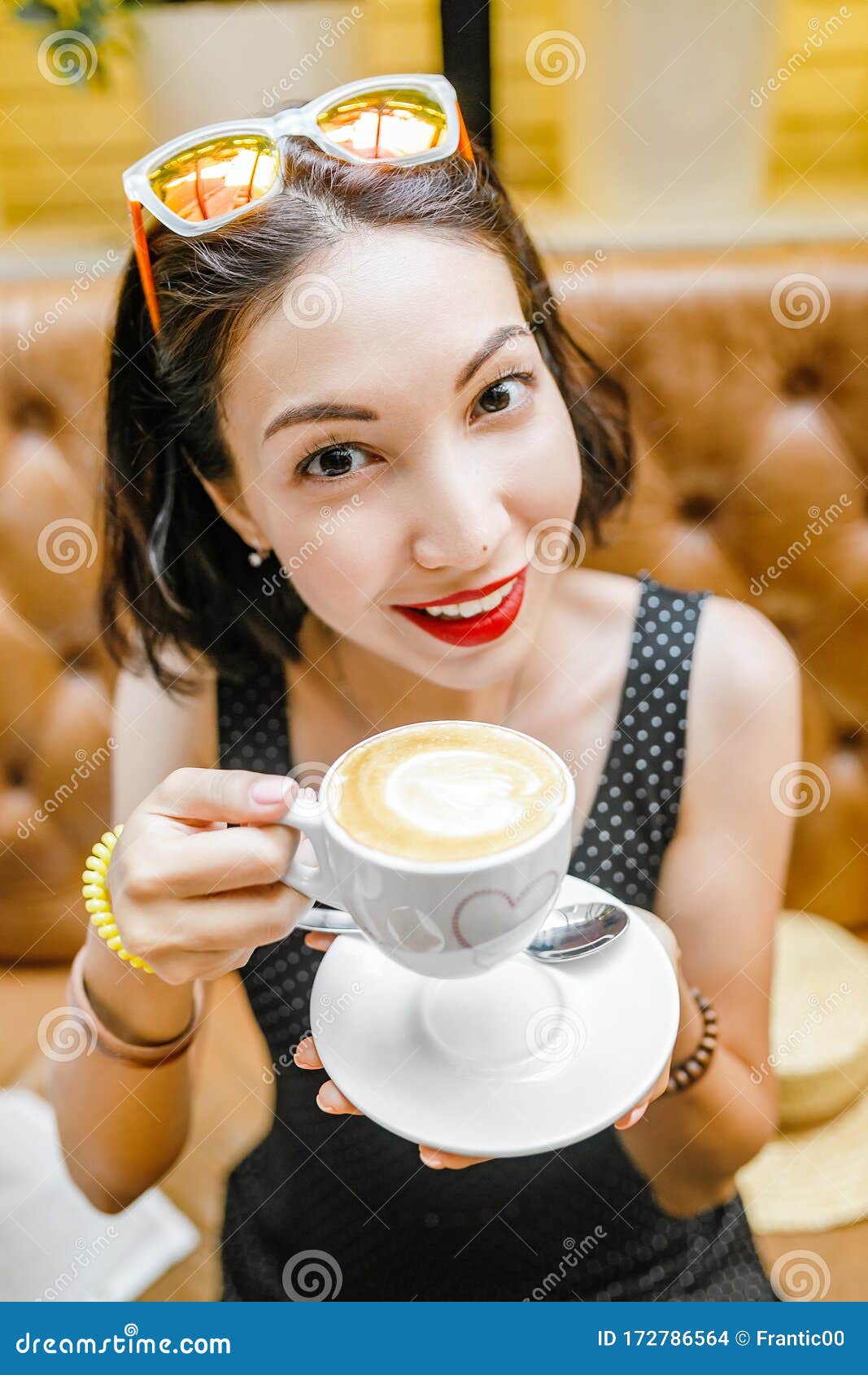女人在咖啡馆喝咖啡图片下载 - 觅知网