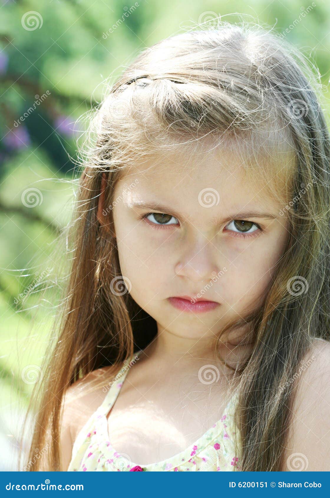 让烦恼和噘嘴在操场的四岁的女孩 库存照片. 图片 包括有 子项, 女性, 头发, 外面, 表达式, 女孩 - 33801156
