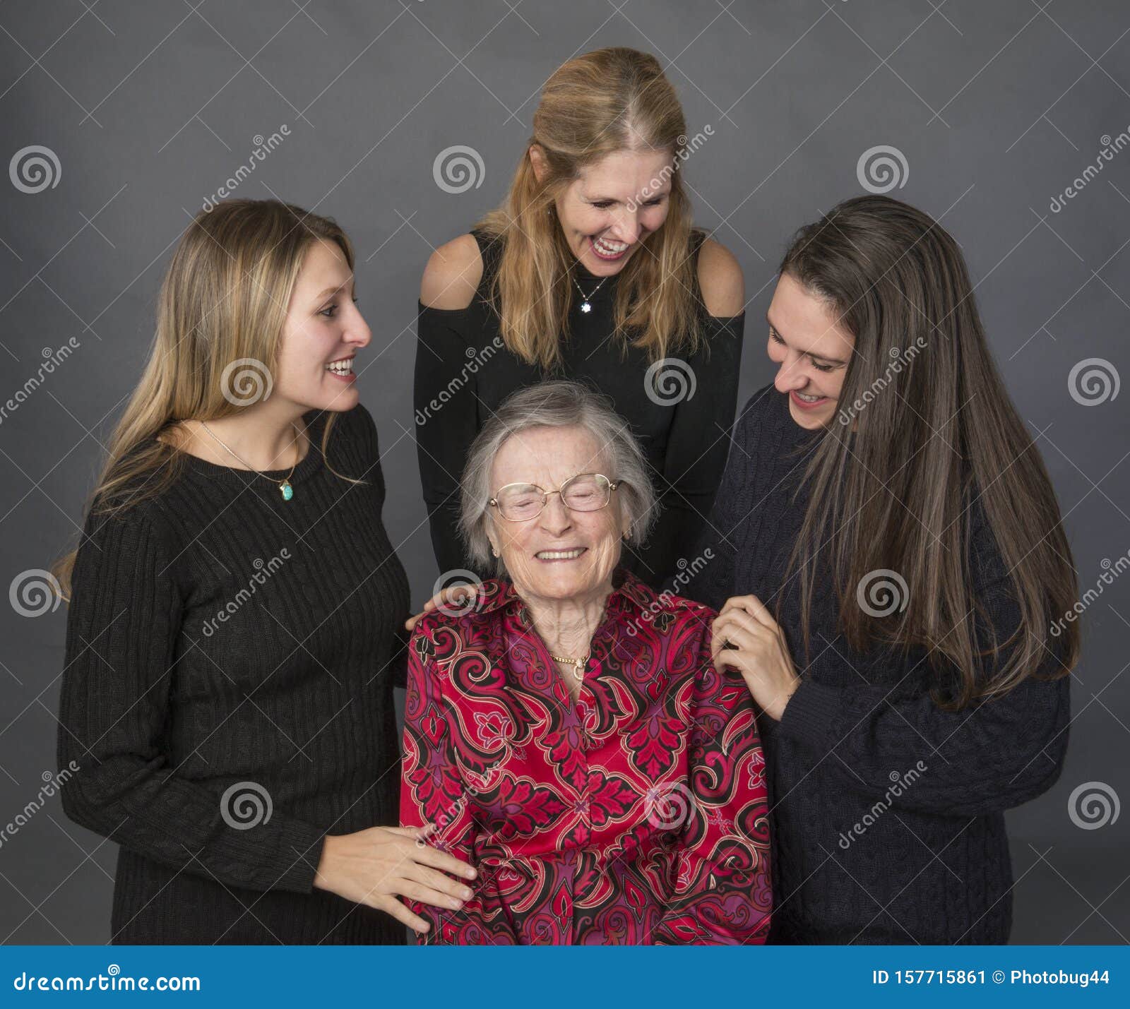 空白背景的三个女性朋友 库存图片. 图片 包括有 表面, 背包, 关闭, 喜悦, 人力, 人员, 友谊, 题头 - 26396711