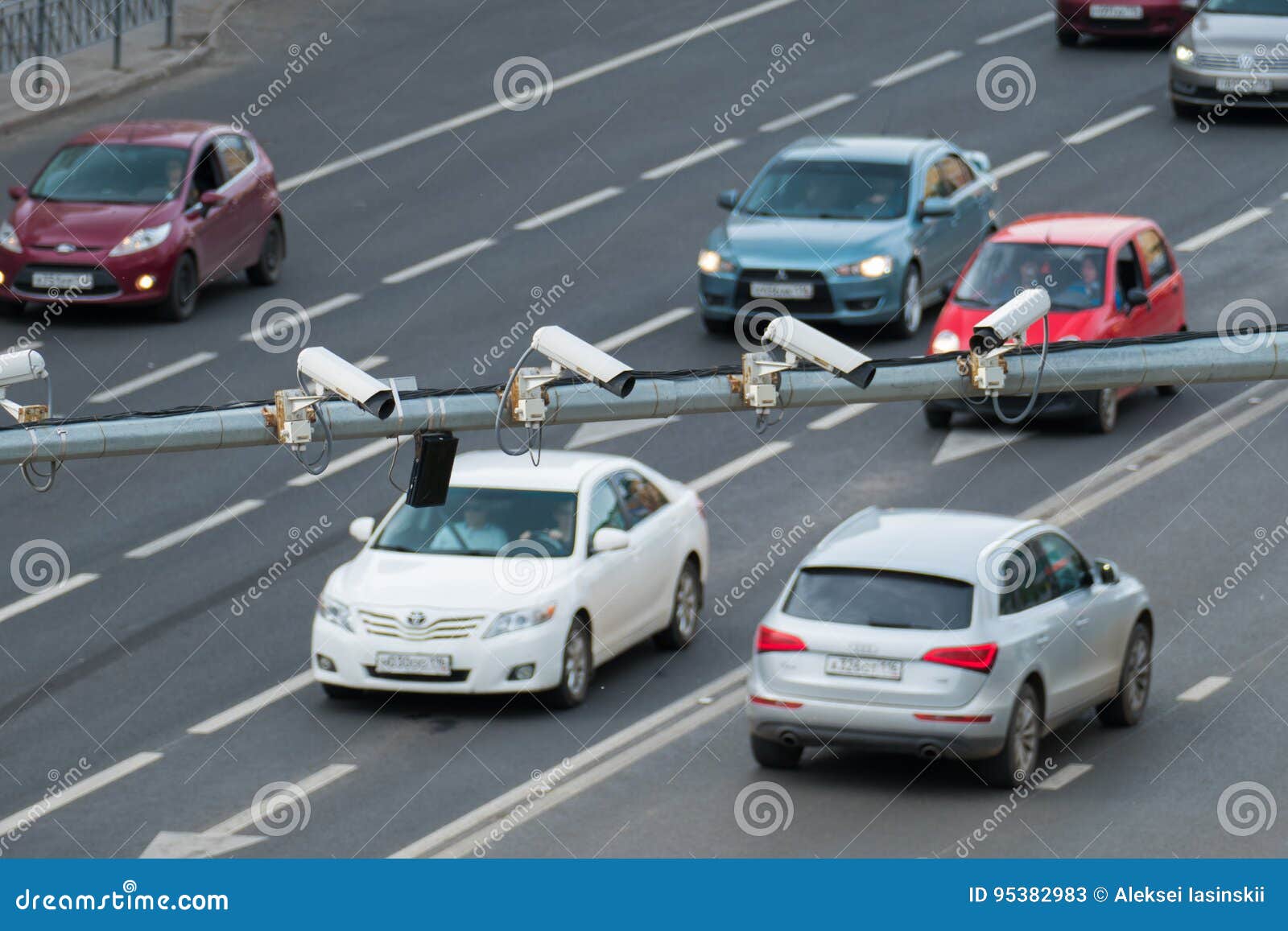 四交通安全照相机在路的监视CCTV特写镜头在大城市 编辑类库存照片. 图片 包括有 顽皮地, 卫兵, 布琼布拉 95382983