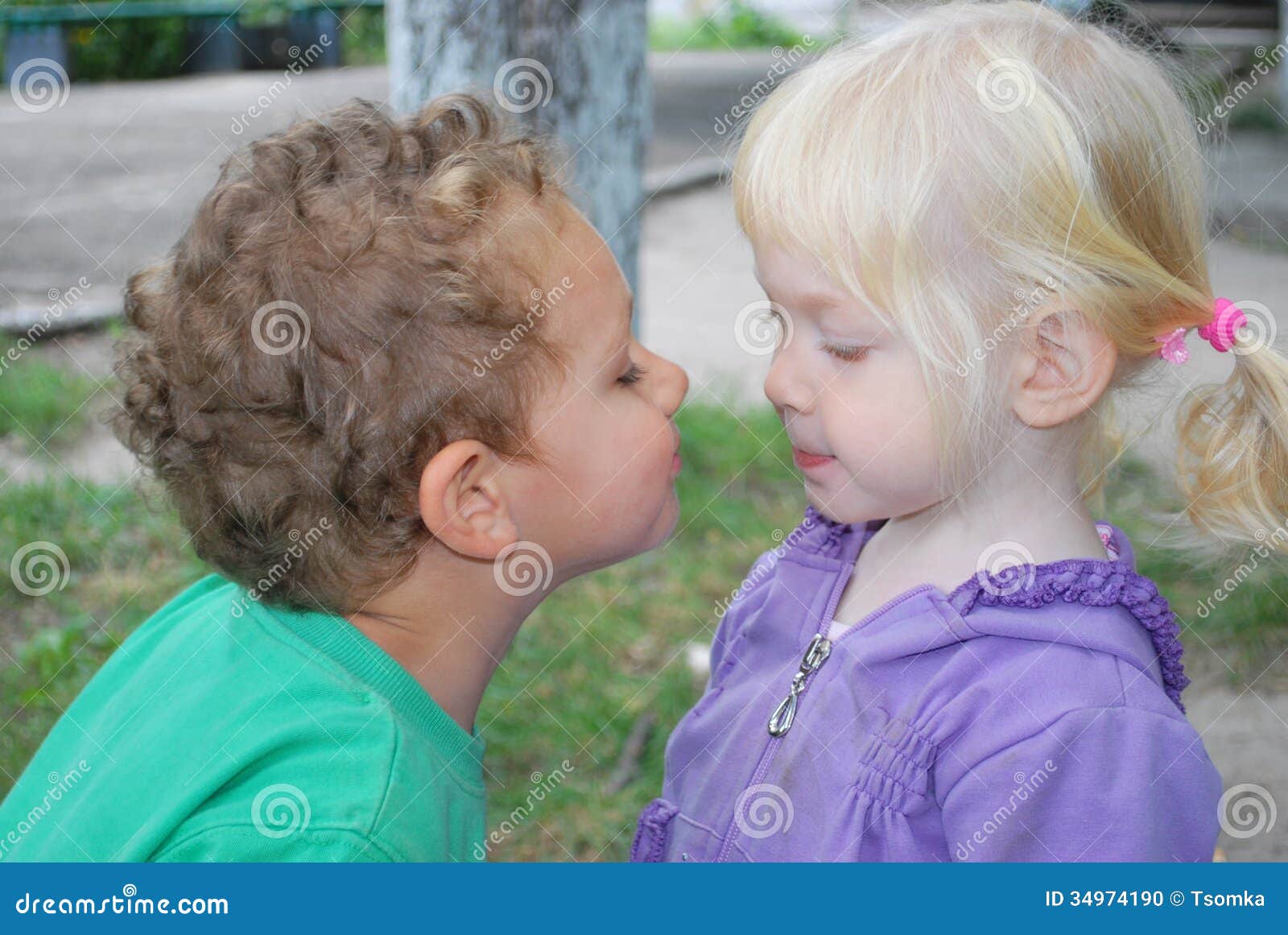 亲吻男孩的可爱的女孩 库存照片. 图片 包括有 孩子, 愉快, 逗人喜爱, 头发, 礼服, 快乐, 拥抱 - 29275414