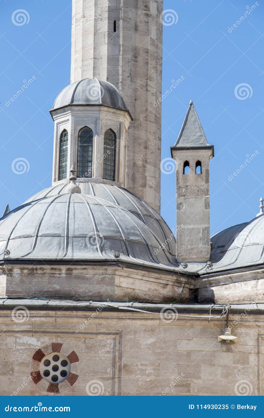 圆顶外面看法在无背长椅建筑学的，伊斯坦布尔，土耳其