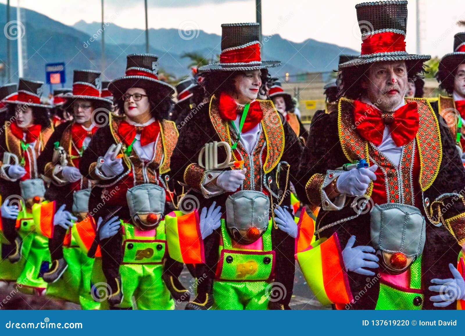 市政厅广场上庆祝圣何塞节的烟花，西班牙巴伦西亚 (© Helena G.H/Shutterstock)