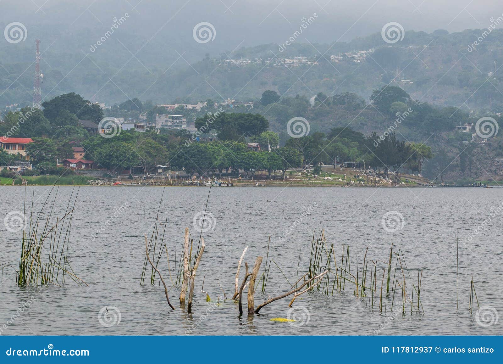 圣卢卡斯Toliman， Solola，危地马拉 海滩las conchitas湖Atitlan. 拍摄采取在圣卢卡斯toliman前面公开海滩