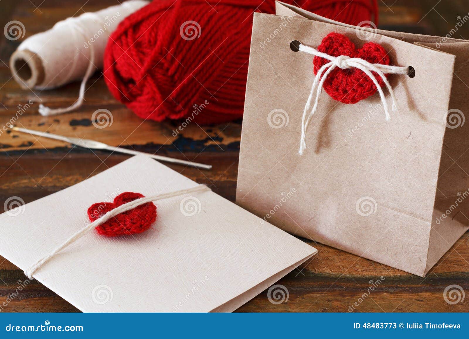 圣徒华伦泰装饰：手工制造钩针编织红色心脏为招呼. 圣徒华伦泰装饰：手工制造贺卡和礼物包裹的钩针编织红色心脏 选择聚焦