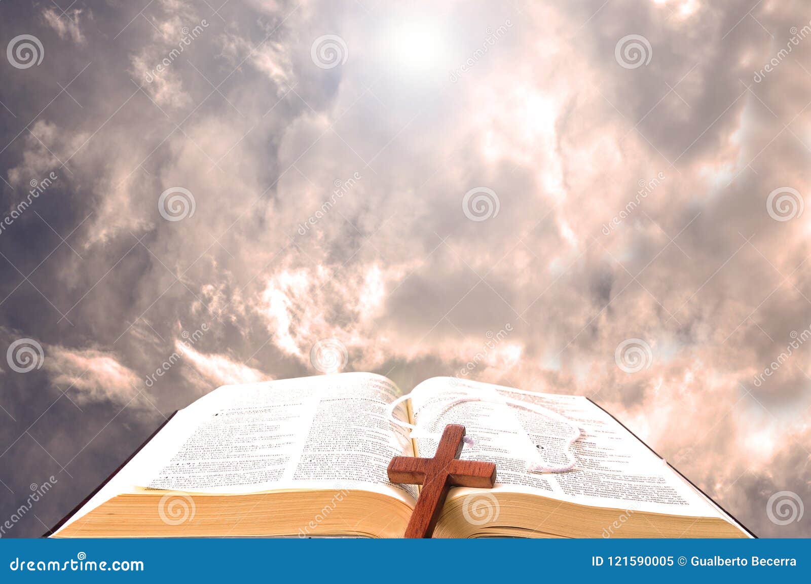 天堂般的神的圣经 库存图片. 图片 包括有 本质, 开放, 蓝色, 书目, 赞美诗, 宗教, 场面, 称谓 - 80150615