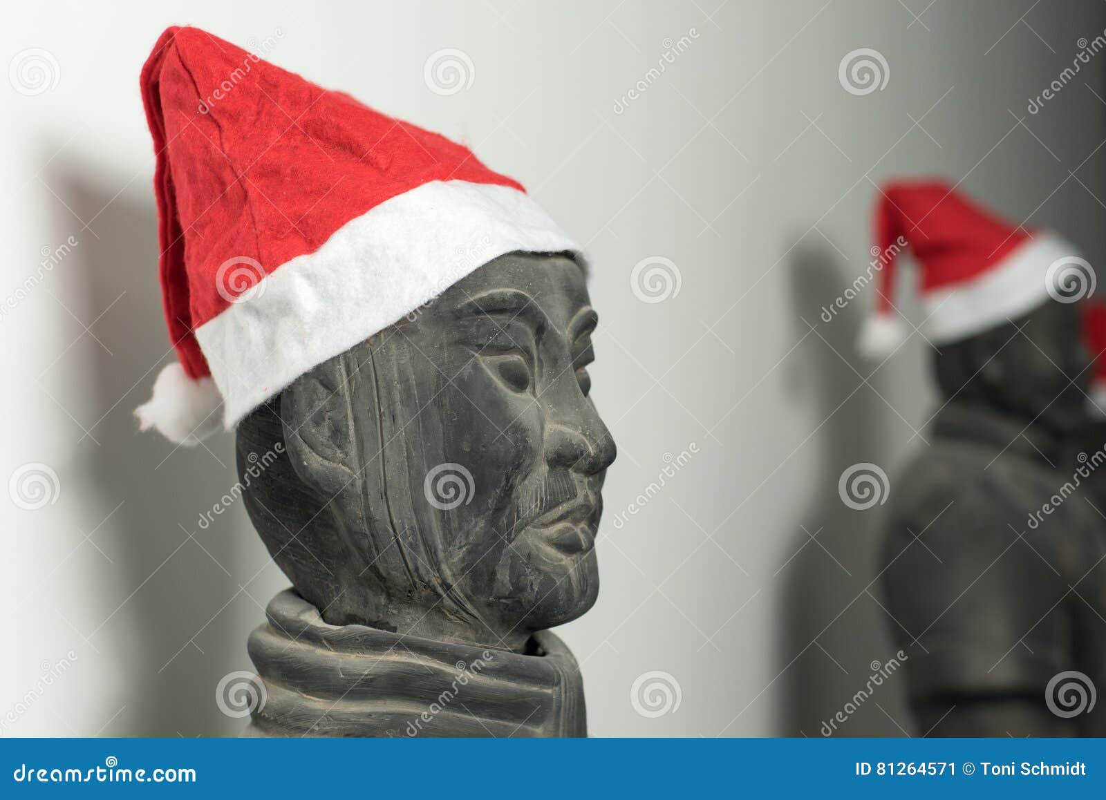 戴圣诞老人帽子的中国赤土陶器战士雕象半外形
