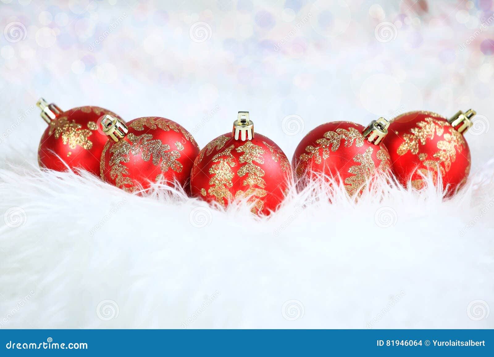 圣诞节 与装饰品的红色玻璃球在白色背景
