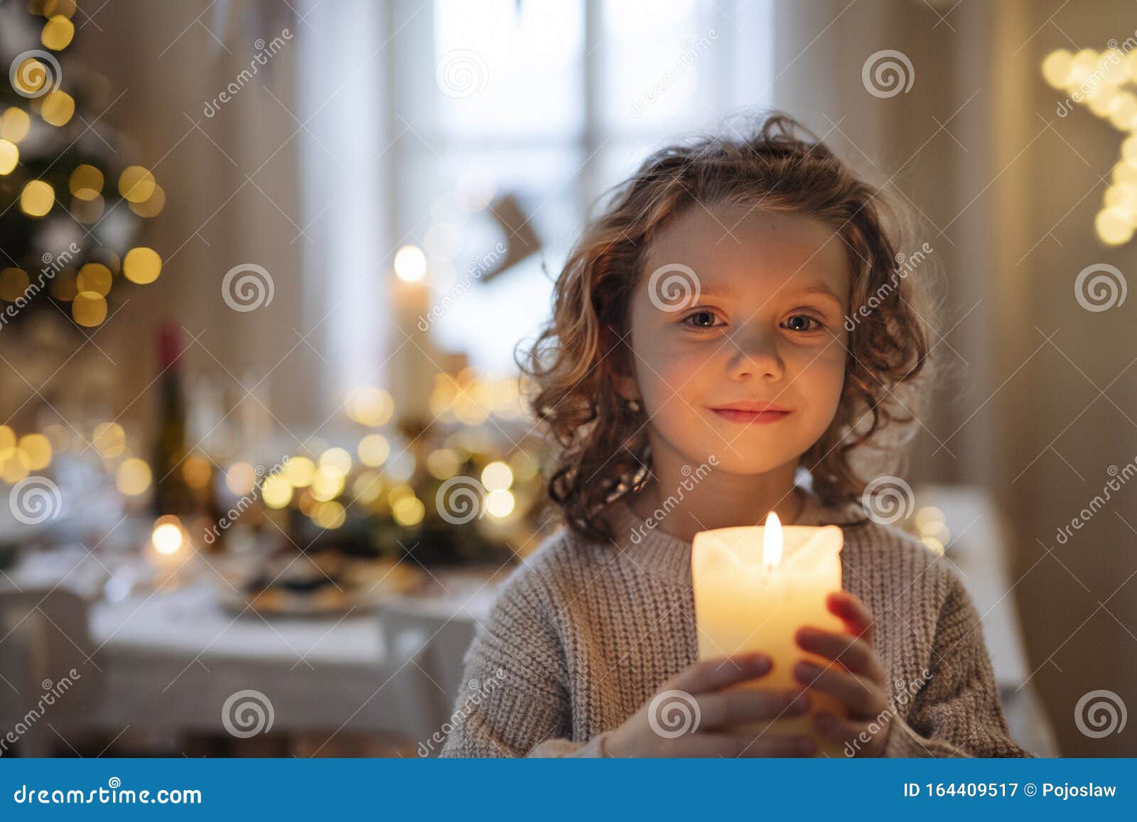 手绘拿着一个蜡烛的女孩图片素材-编号32218739-图行天下