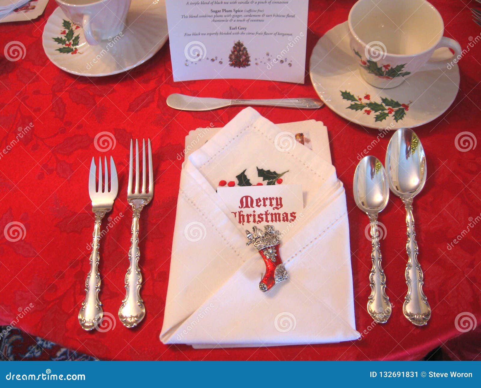 圣诞节桌与华丽假日装饰的餐位餐具与银器