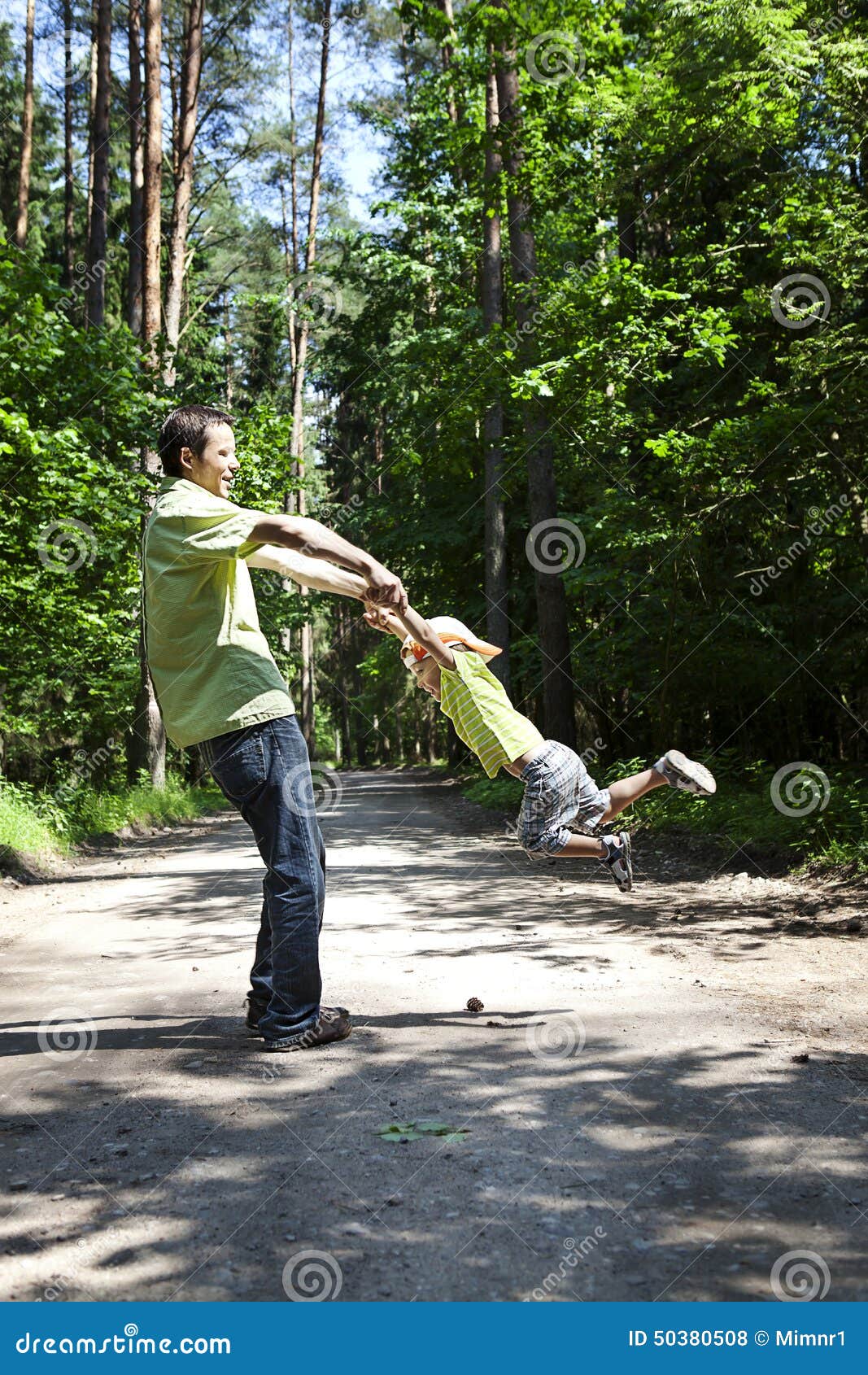 在离婚以后的父亲时间. 在步行的离婚以后生时间与他的儿子在森林