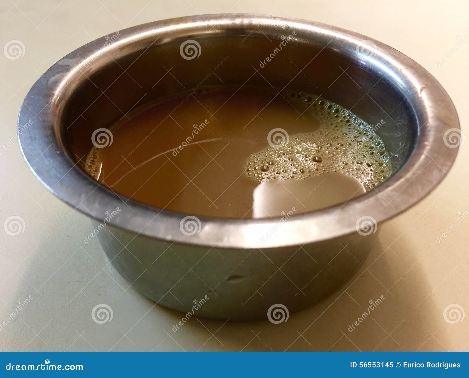 在dabarah (有有嘴墙壁的一个宽金属茶碟的南印地安过滤器咖啡). 南印地安过滤器咖啡是与美好酿造得到的滴露的混合生泡沫的和煮沸的牛奶做的咖啡饮料在传统印地安过滤器的碾碎的咖啡粉末