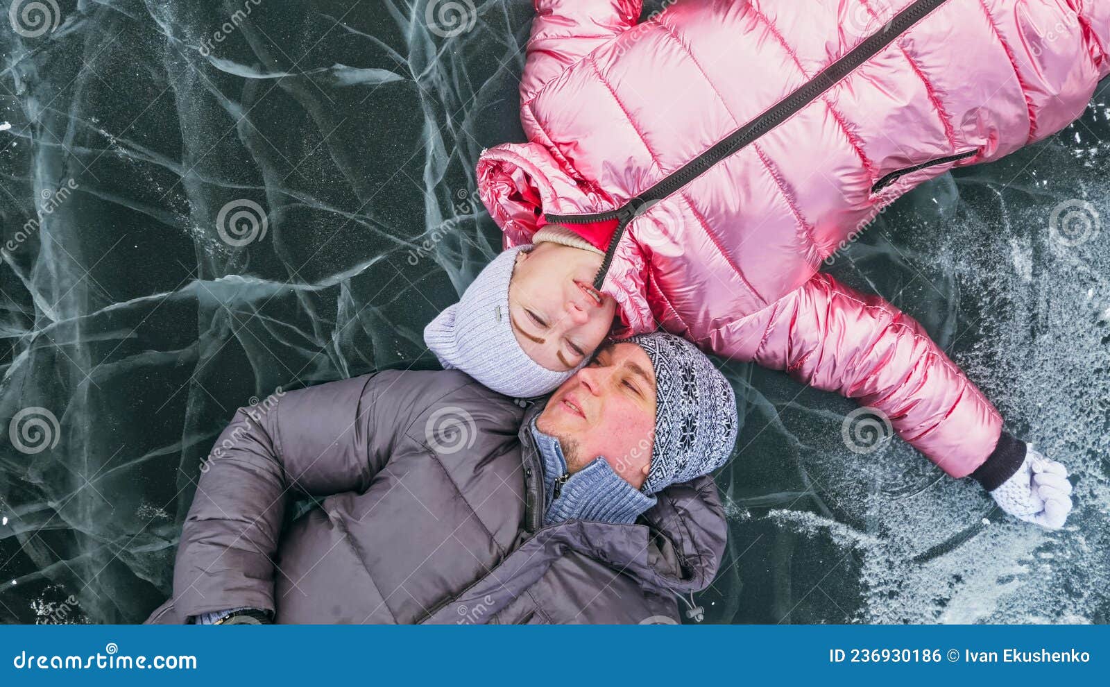 冬季时尚拥抱中迷人情侣的复合形象高清摄影大图-千库网
