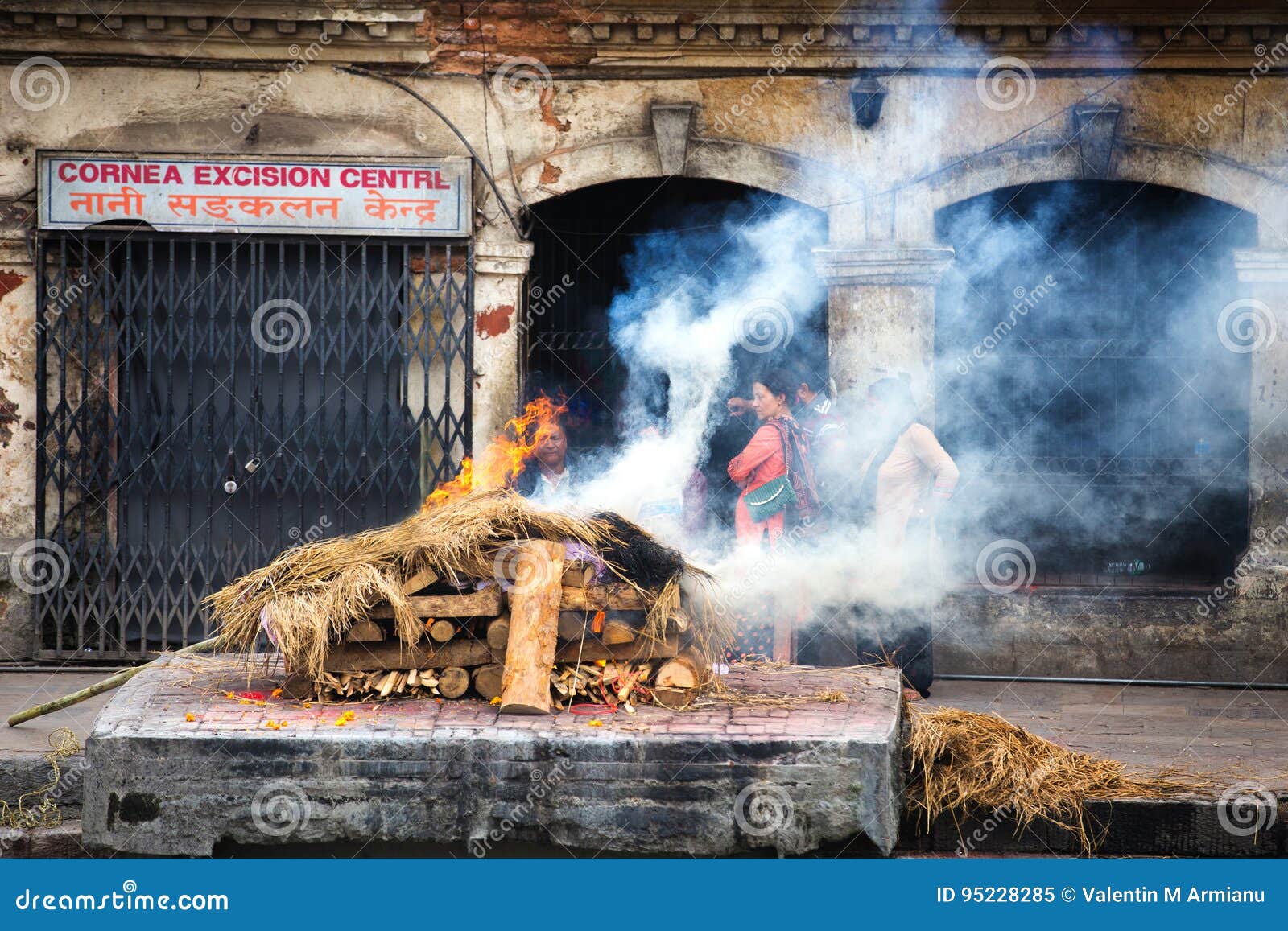 在Pashupatinath寺庙的火葬仪式. 在Pashupatinath寺庙的印度火葬在加德满都尼泊尔