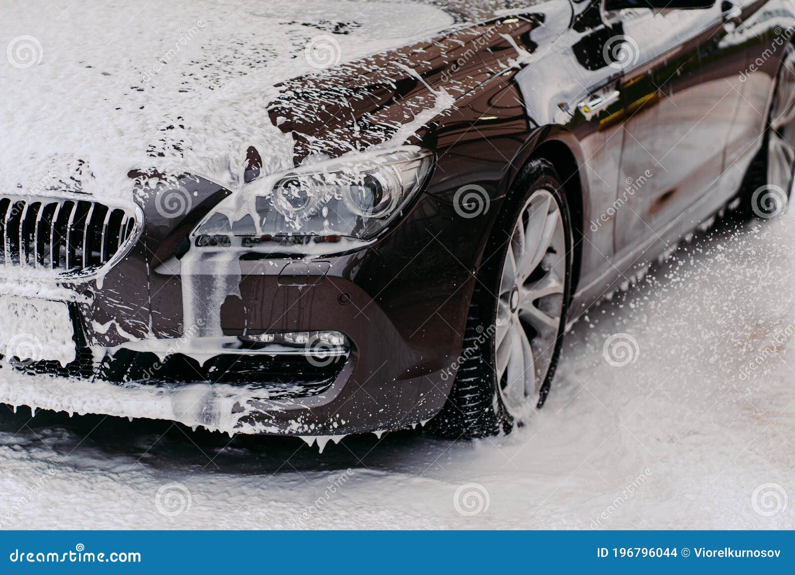 豪华红车车轮在户外自用洗车中被清洁肥皂泡沫的裁切图像 库存图片. 图片 包括有 一个, 敞篷, 男人, 手工 - 191557015