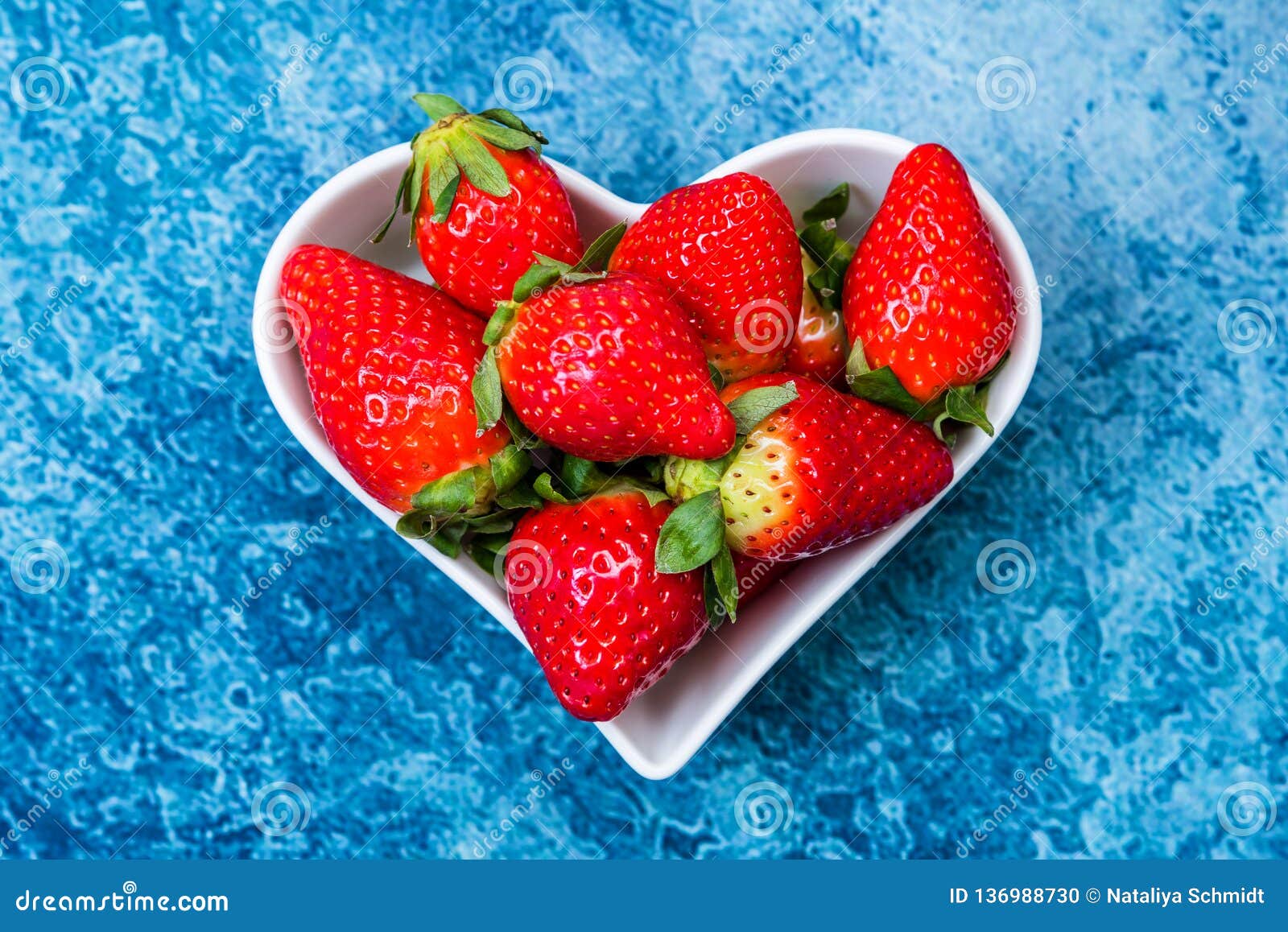 复古外观草莓心。复古的心形，由红草莓制成，白色水果/蔬菜免费下载_jpg格式_2049像素_编号41894060-千图网