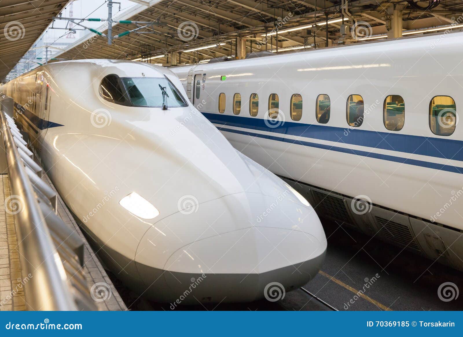 东京- 4月05 ：在东京驻地的700系列高速火车2016年4月05日在东京 700系列作为Hikari (光)的服务东海道Shinkansen线的(东京-新大阪路线)