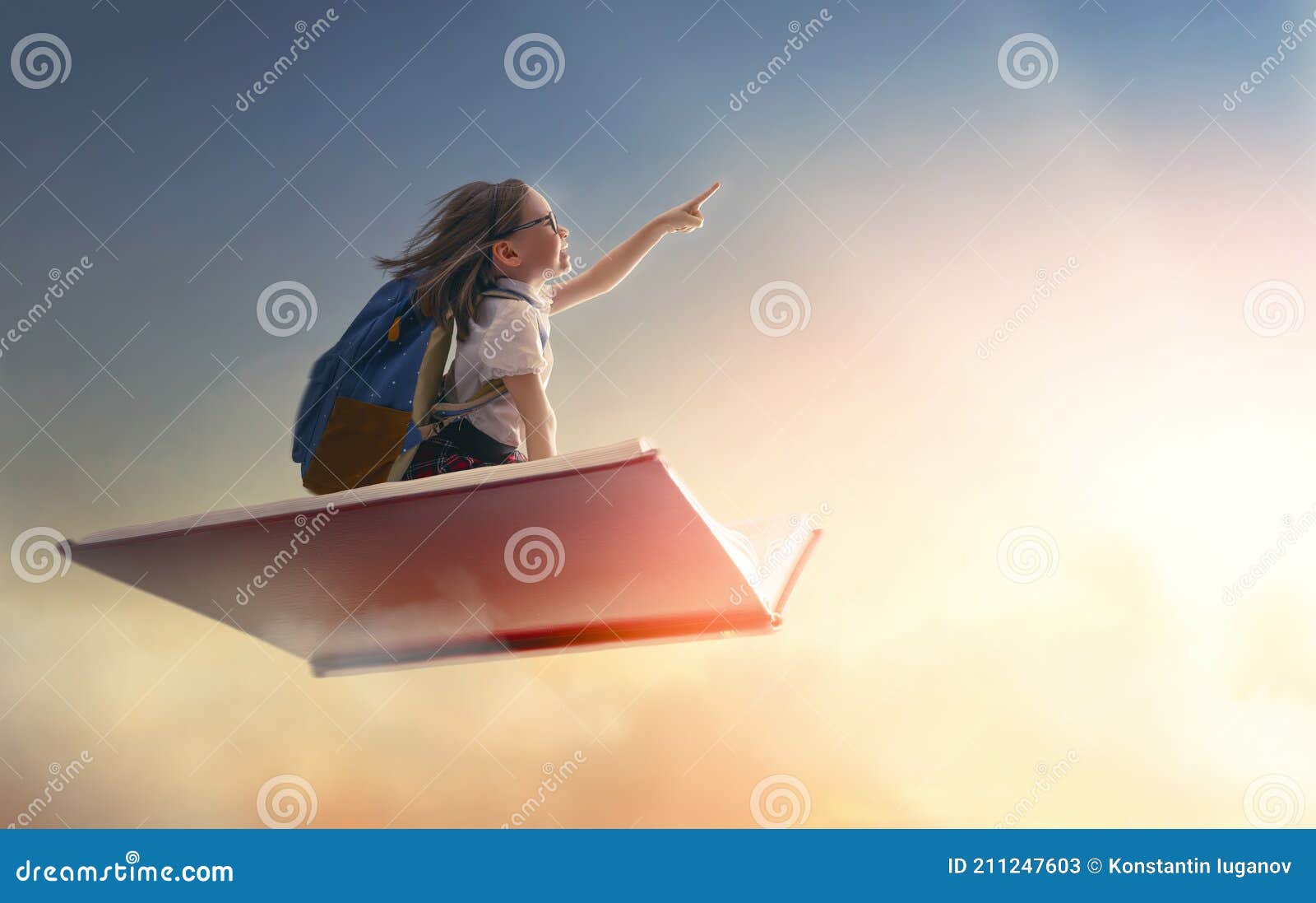 与幻想的儿童飞行在手提箱 库存图片. 图片 包括有 孩子, 日出, 童年, 夏天, 愉快, 行程, 作用 - 70230933