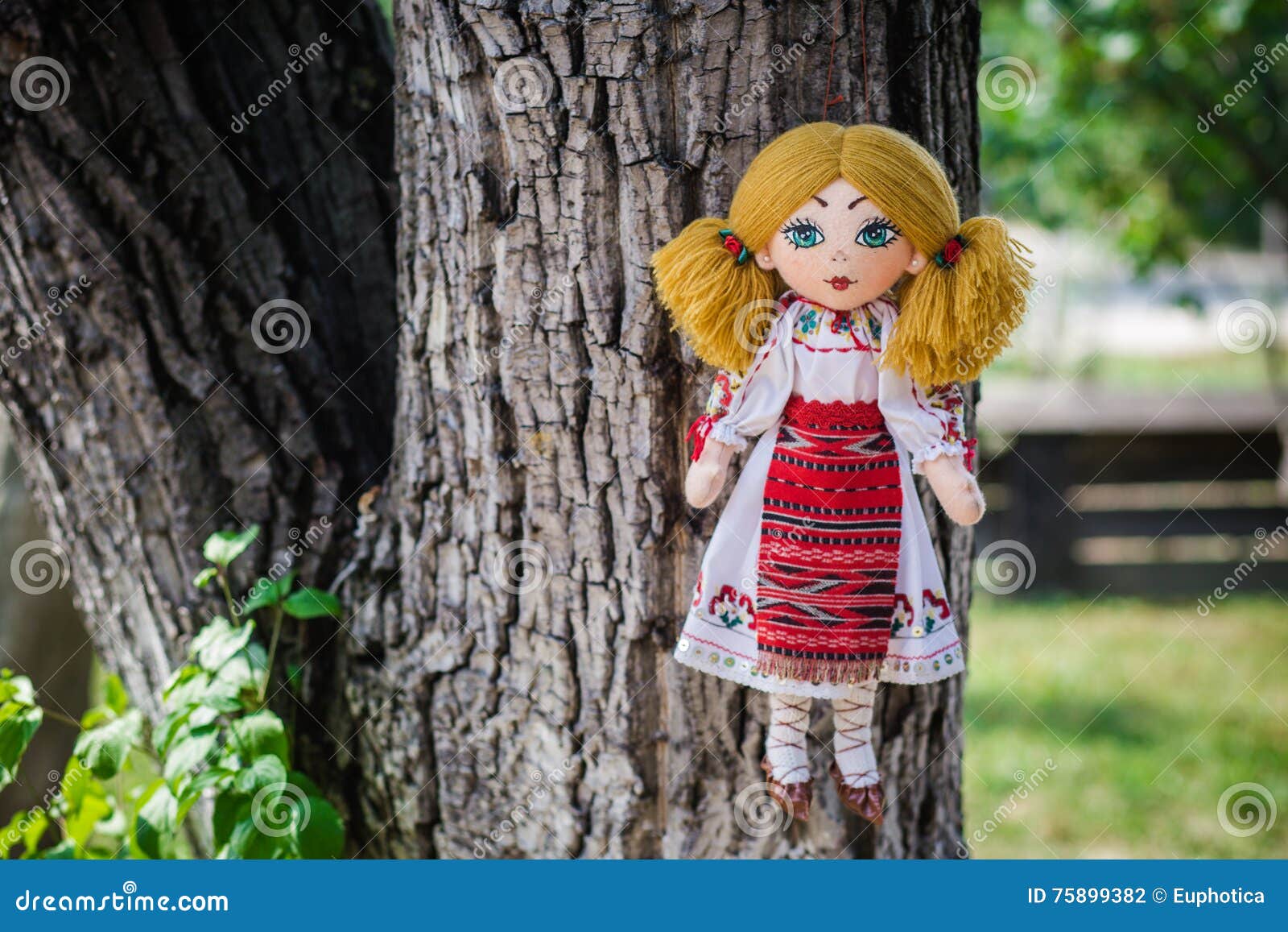 在传统罗马尼亚民间服装的布洋娃娃. 旧布在传统罗马尼亚民间服装的被手工造的玩偶，显示本质上