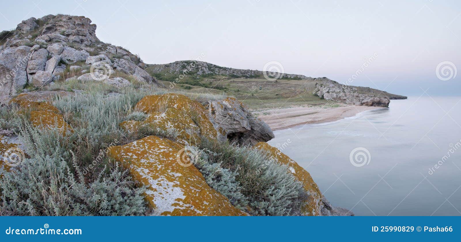 在克里米亚海岸的早晨. 在克里米亚海岸的夏天早晨