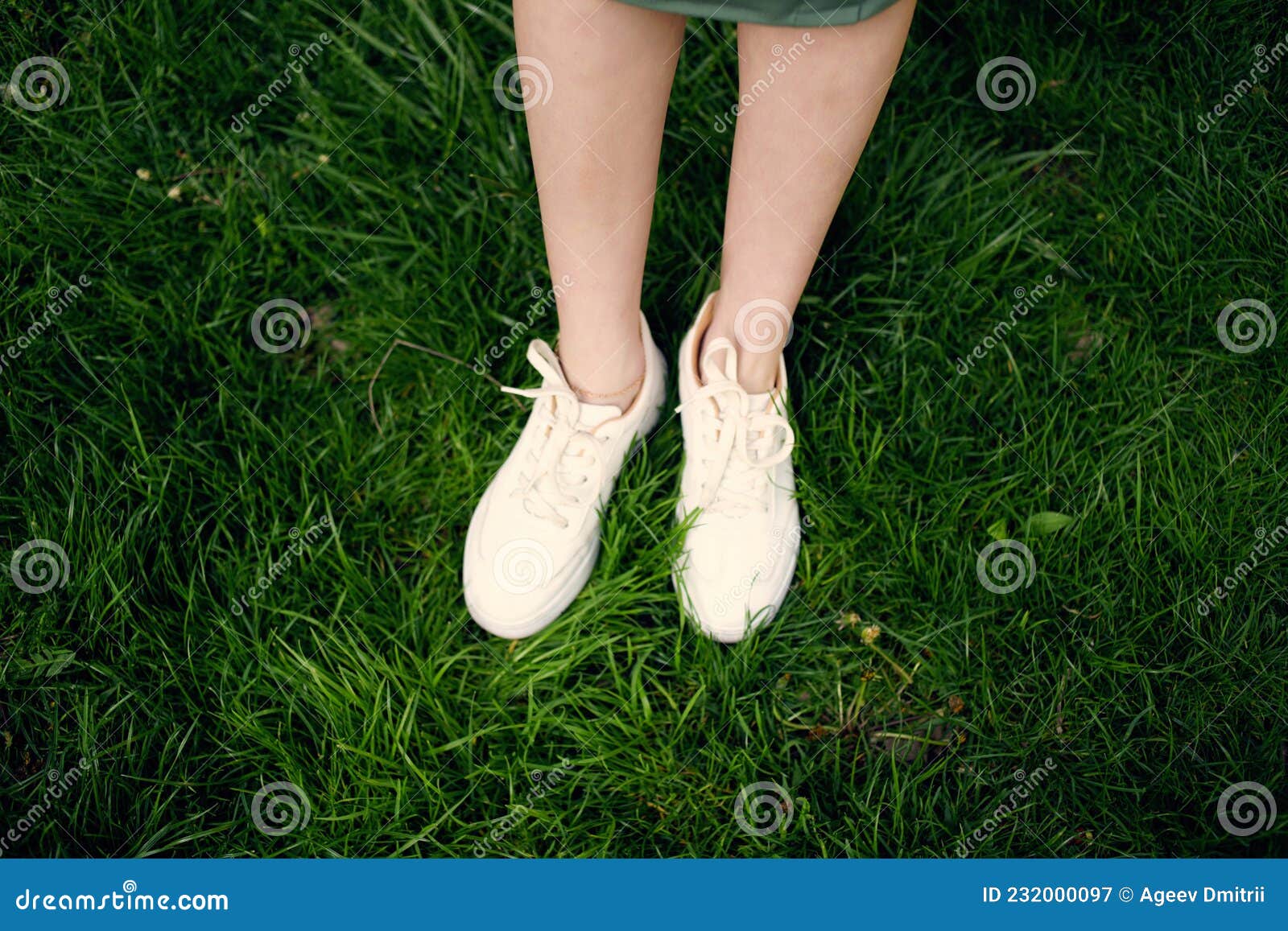 [街拍丝足] 草地上少妇的黑丝斑点脚底,脚型不错,就是脚尖不是透明的_街拍吧 - 女人吧