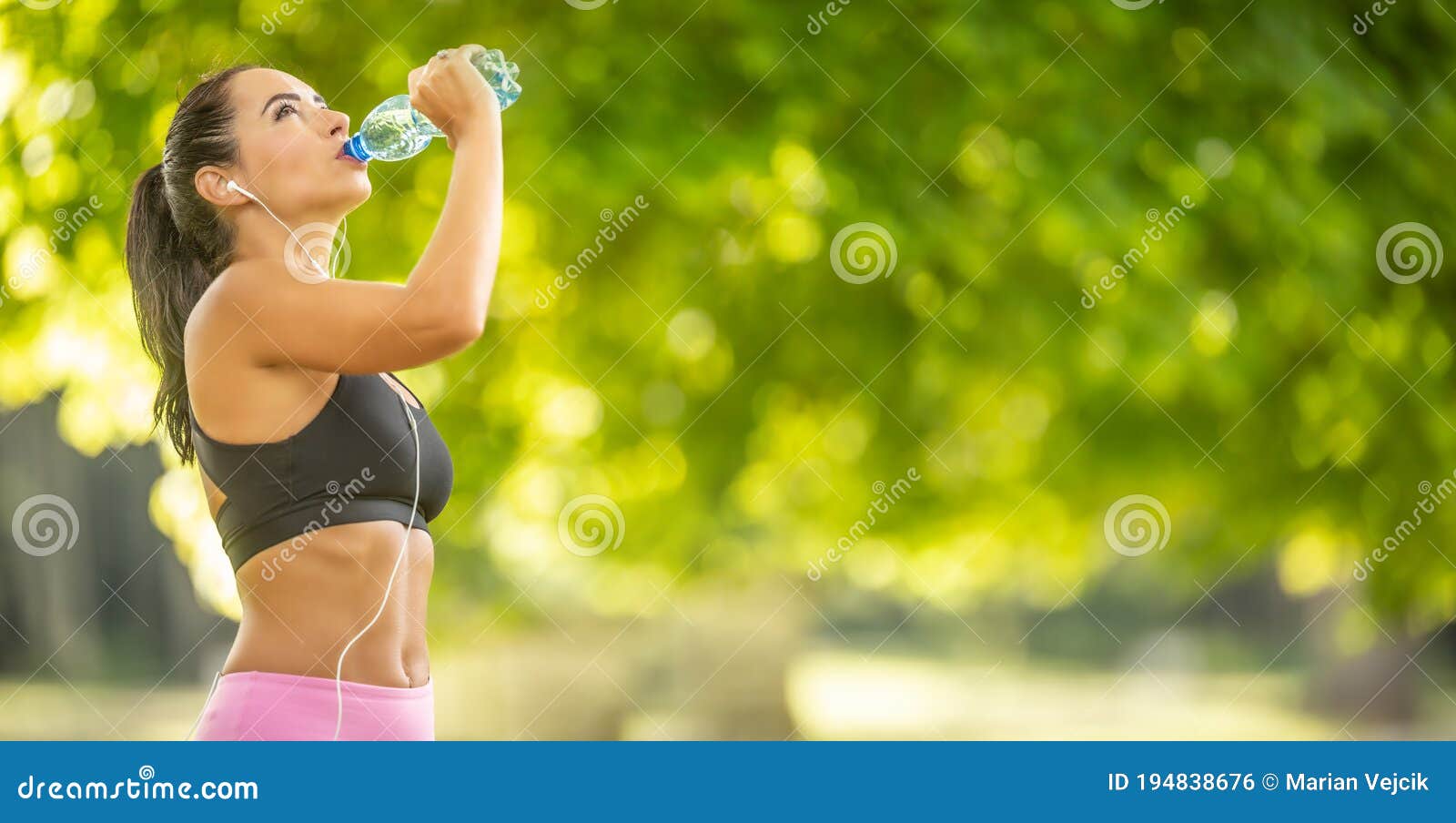 户外锻炼在海滩休息喝水的美丽健身运动员女人图片下载 - 觅知网