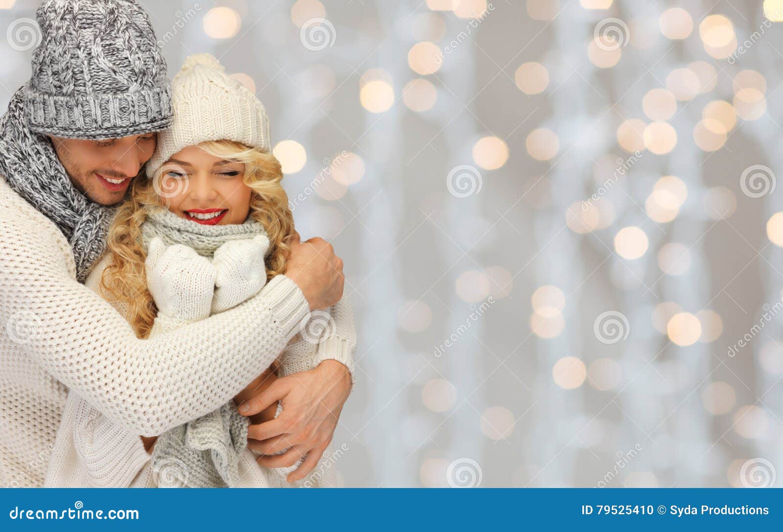 拥抱在雪的两个最好的朋友 库存照片. 图片 包括有 手套, 女性, 偶然, 自由, 快乐, 白种人, 姐妹 - 45833822