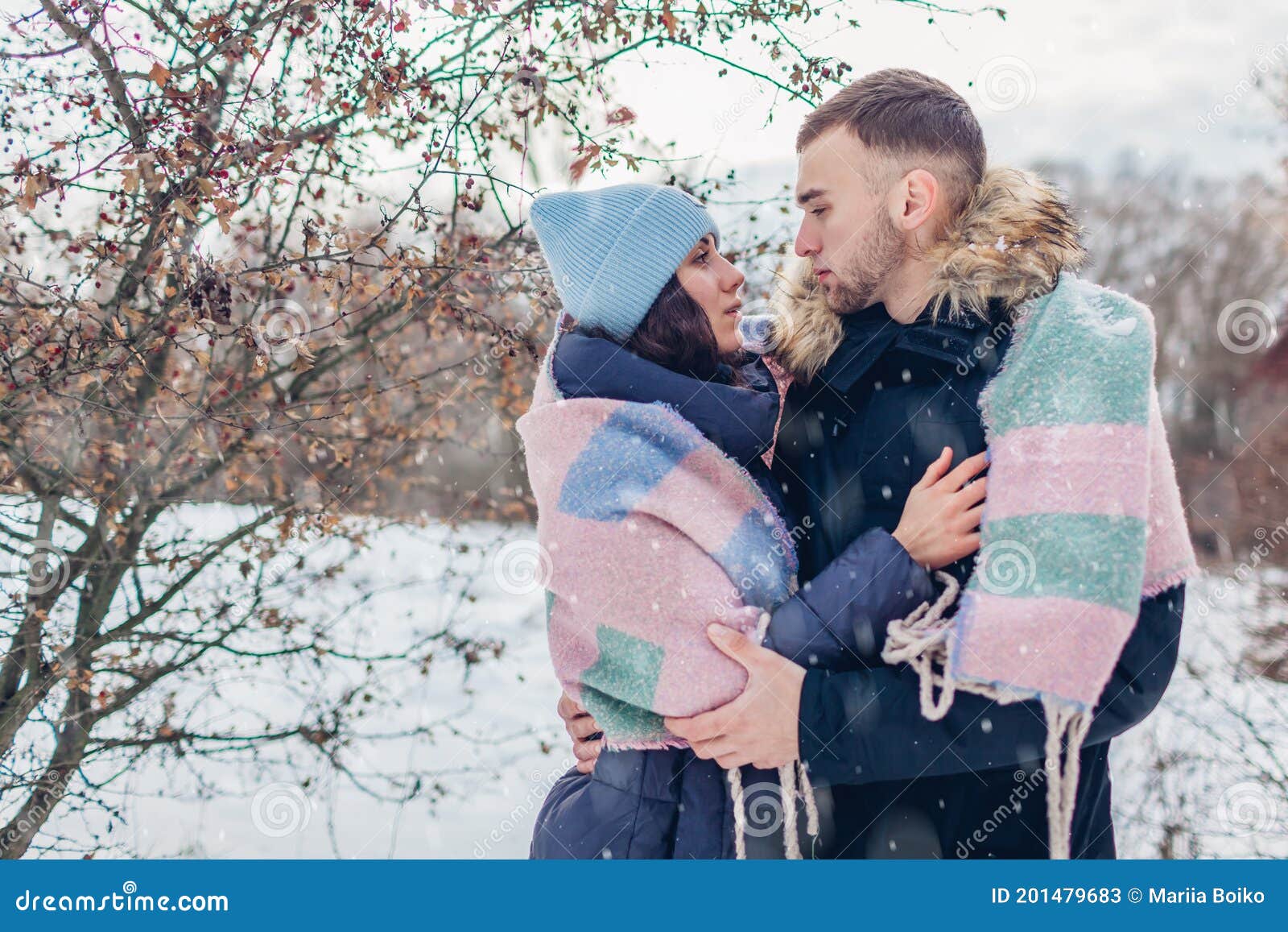拥抱的年轻行家夫妇在冬天森林里 库存照片. 图片 包括有 森林, 圣诞节, 公园, 室外, 背包, 日期 - 49761108