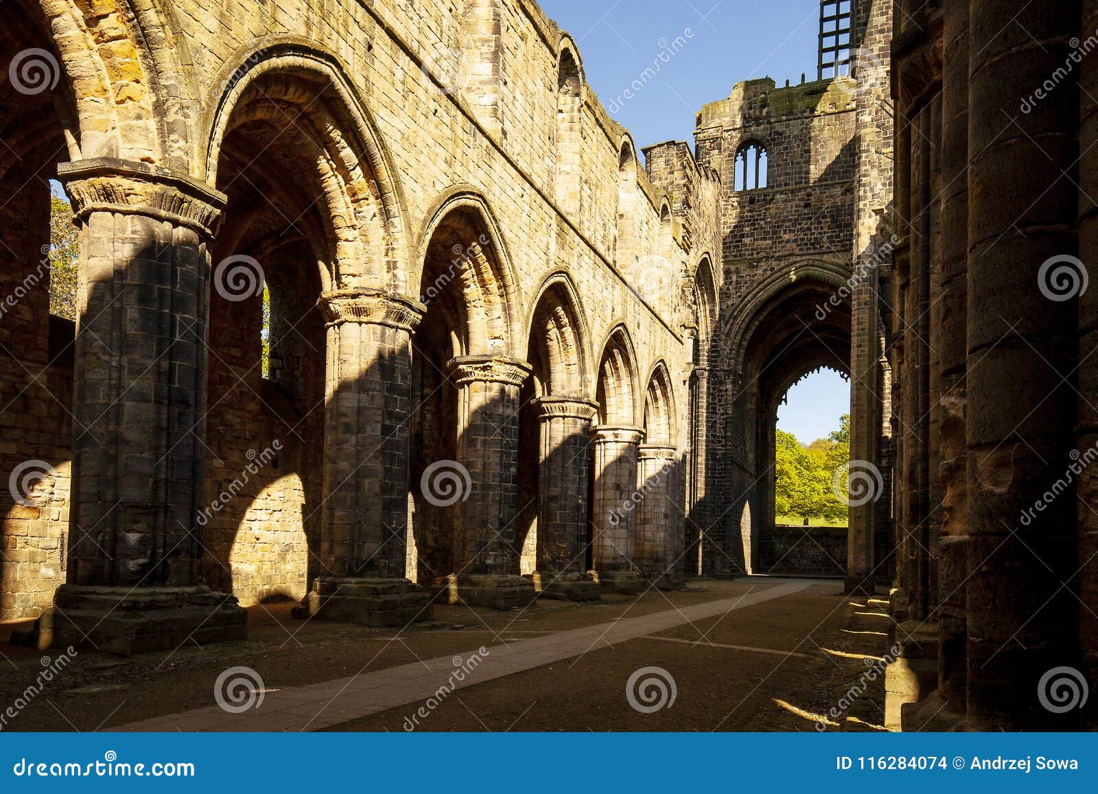 在利兹附近的中世纪Kirkstall修道院 英国. Kirkstall修道院是一个被破坏的Cistercian修道院在Kirkstall，在利兹市中心西北部在西约克郡，英国 它在一个公园被设置在亚耳河的北岸 它是建立的c.1152 1152