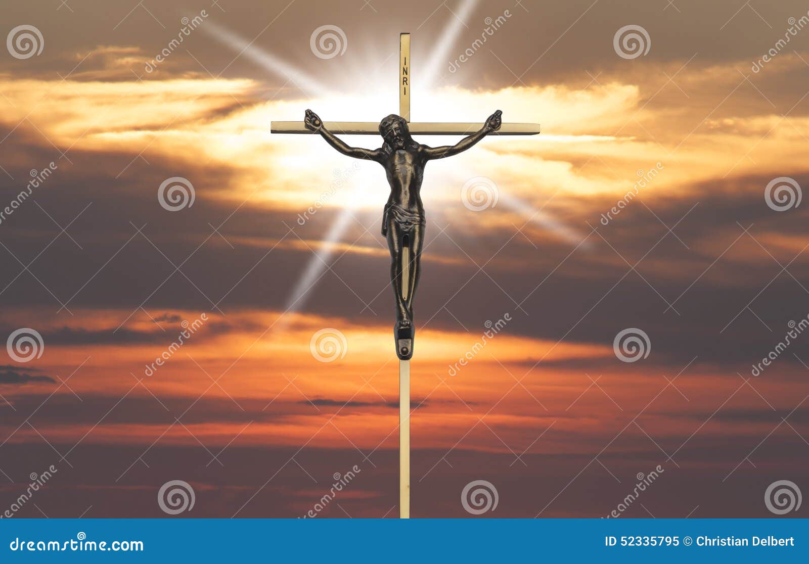 在十字架的耶稣基督激情由日落点燃了