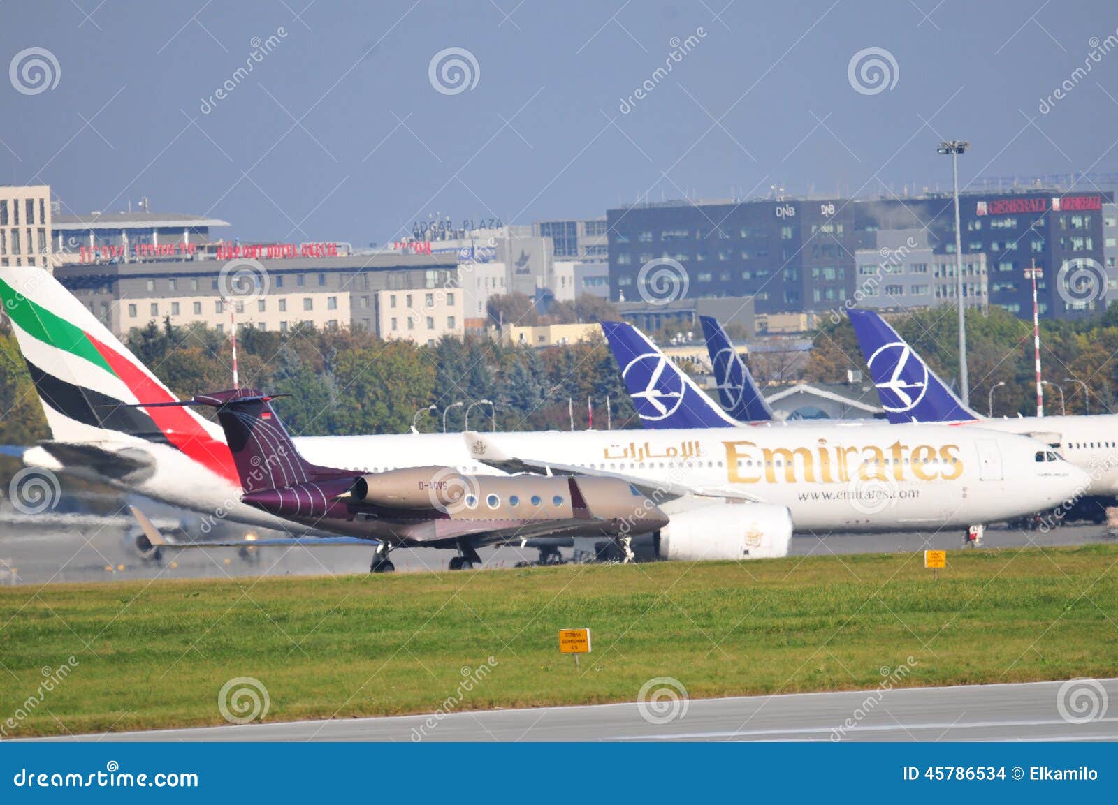 在华沙肖邦机场的飞机 图库摄影片. 图片 包括有 飞行, 波兰, 阿拉斯加, 视图, 机场, 华沙, 运输 - 45786132
