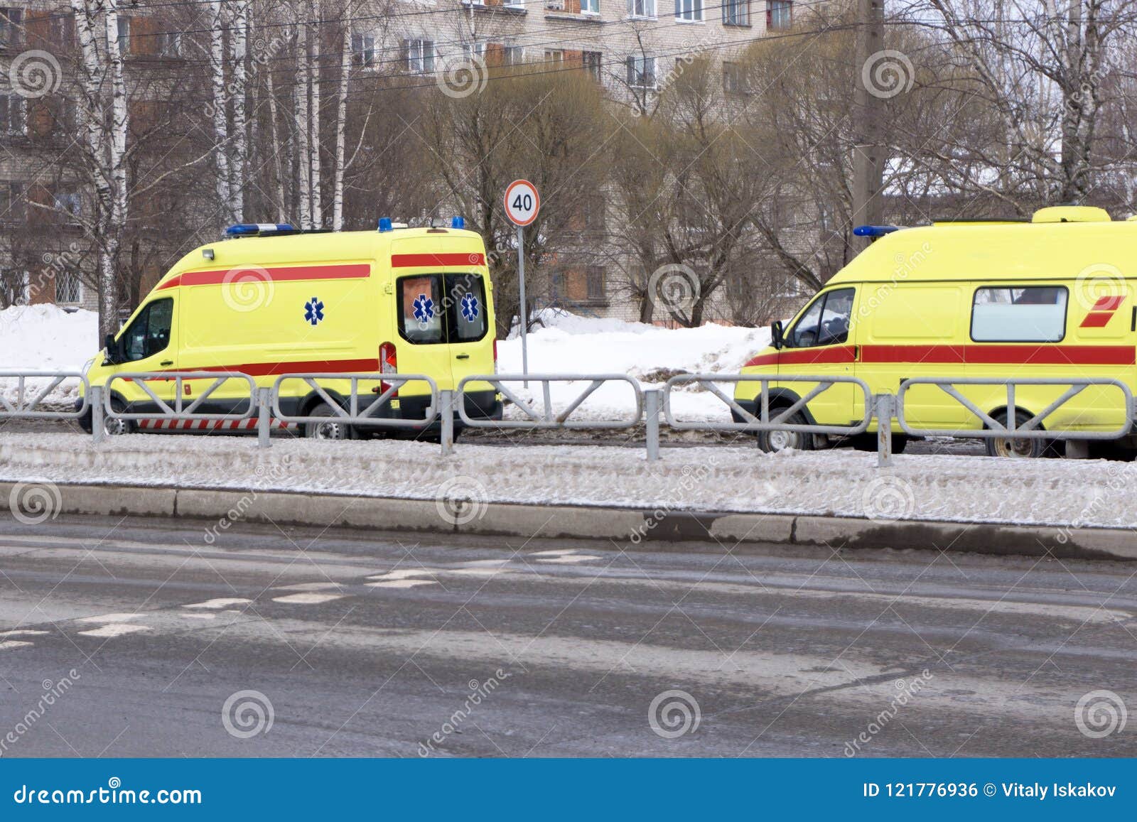 在城市的街道上的黄色救护车