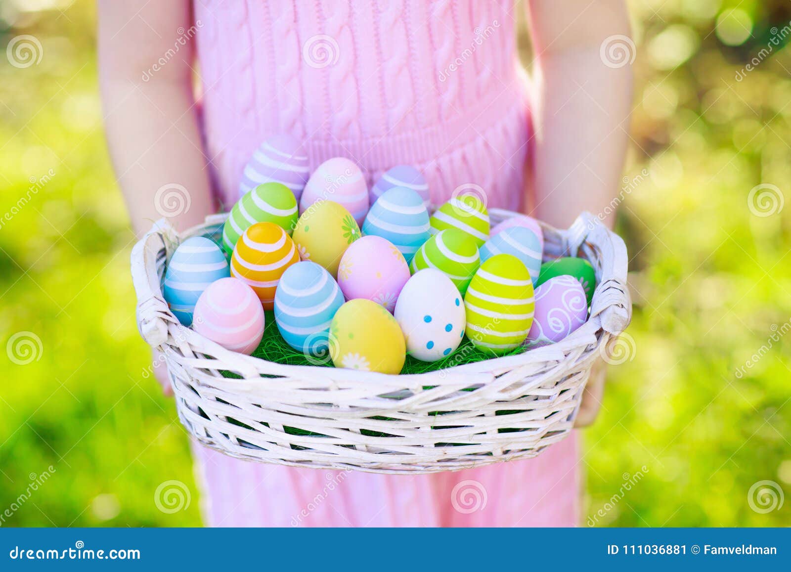 在复活节彩蛋的孩子寻找与蛋篮子. 背景男孩逗人喜爱的复活节彩蛋蛋新草绿色隐藏的搜索查出搜索白色 有蛋篮子的小女孩 搜寻甜点和巧克力的孩子在复活节早晨在庭院里 有春天柔和的淡色彩装饰的孩子 在桃红色礼服的孩子用被绘的鸡蛋