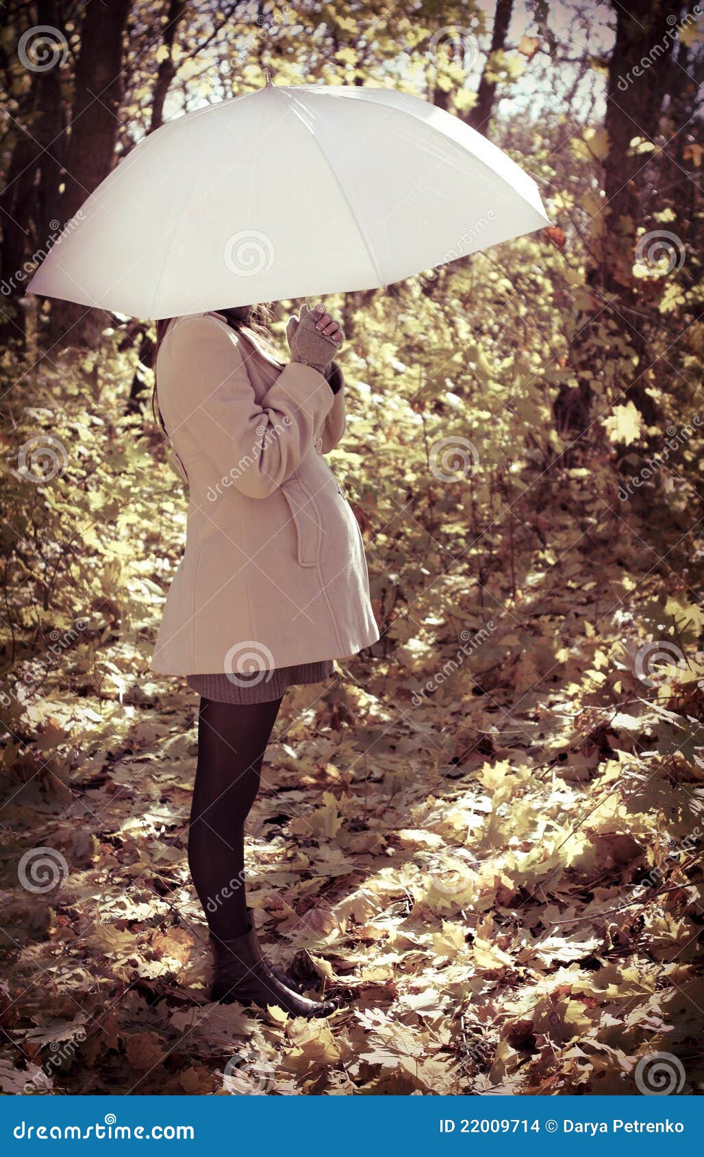 在妇女年轻人之下的怀孕的伞. 在妇女年轻人之下的秋天森林怀孕的伞