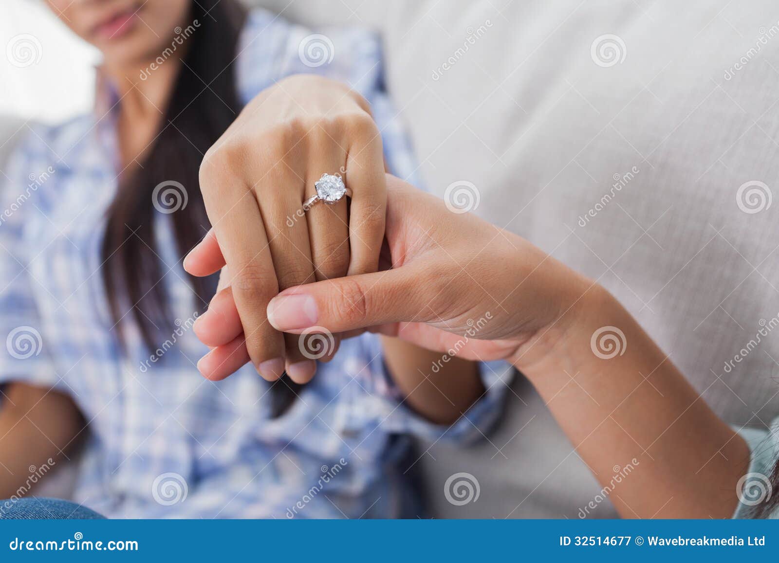 在妇女手上的定婚戒指. 在妇女的定婚戒指手扶由她的朋友