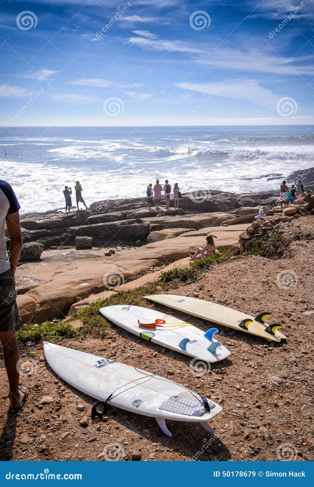 在定位点， Taghazout海浪村庄，阿加迪尔，摩洛哥的冲浪板. 冲浪板和冲浪者定位点的， Taghazout海浪村庄，阿加迪尔，摩洛哥