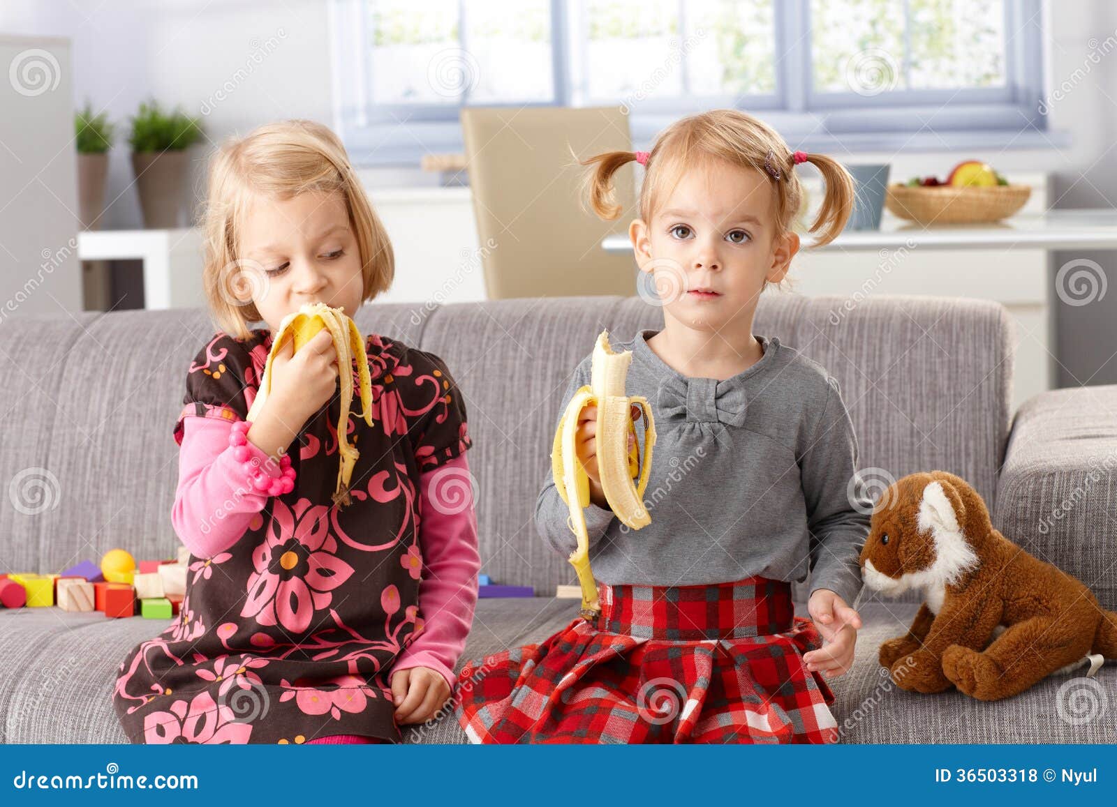 吃香蕉的孩子 库存图片. 图片 包括有 健康, 黄色, 楼梯栏杆, 鲜美, 饮食, 查出, 孩子, 背包 - 84529497