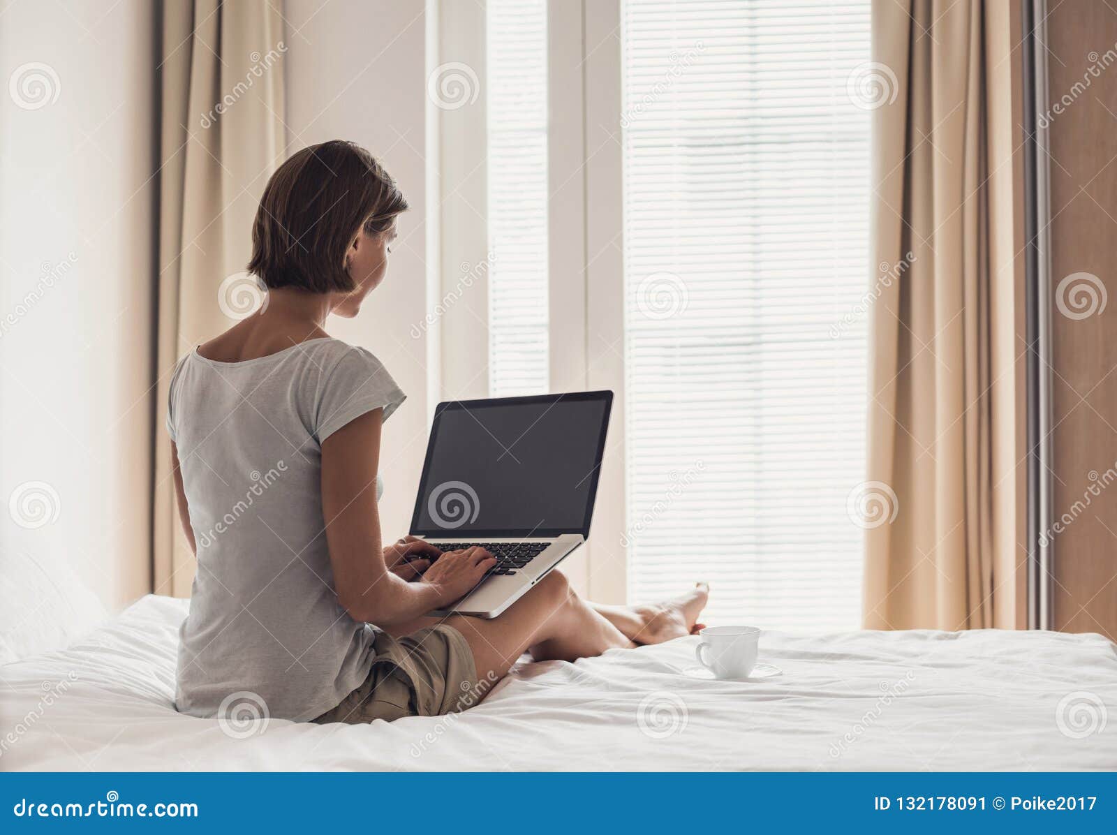 睡在床上的漂亮女人 库存图片. 图片 包括有 查找, 愉快, 女孩, 消息, 移动, 电池, 任命的, 连接数 - 213145931