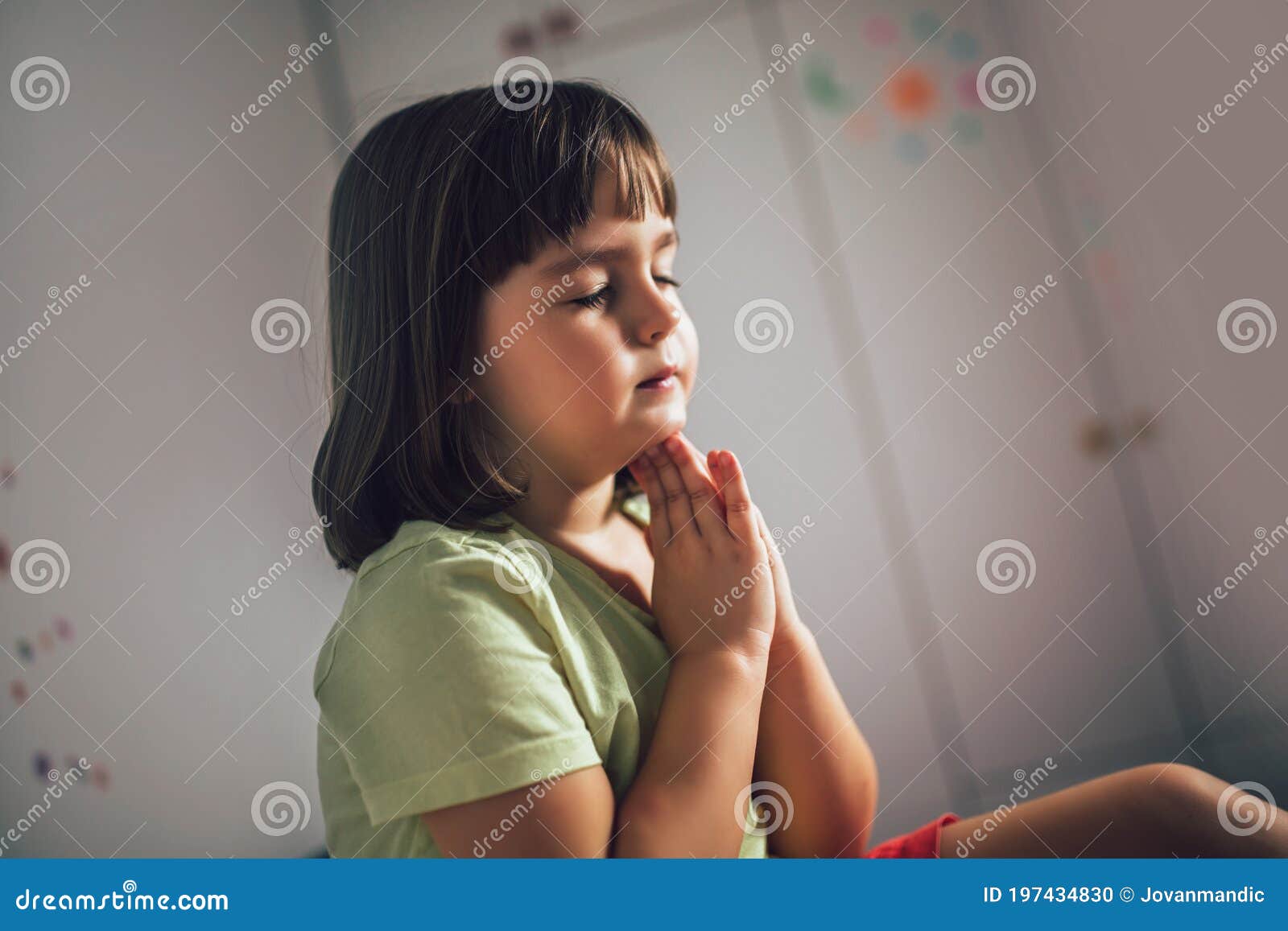 跪在祈祷集动画矢量图中的可爱小孩 向量例证. 插画 包括有 收集, 基督徒, 男朋友, 孩子, 希望, 浓度 - 151471053