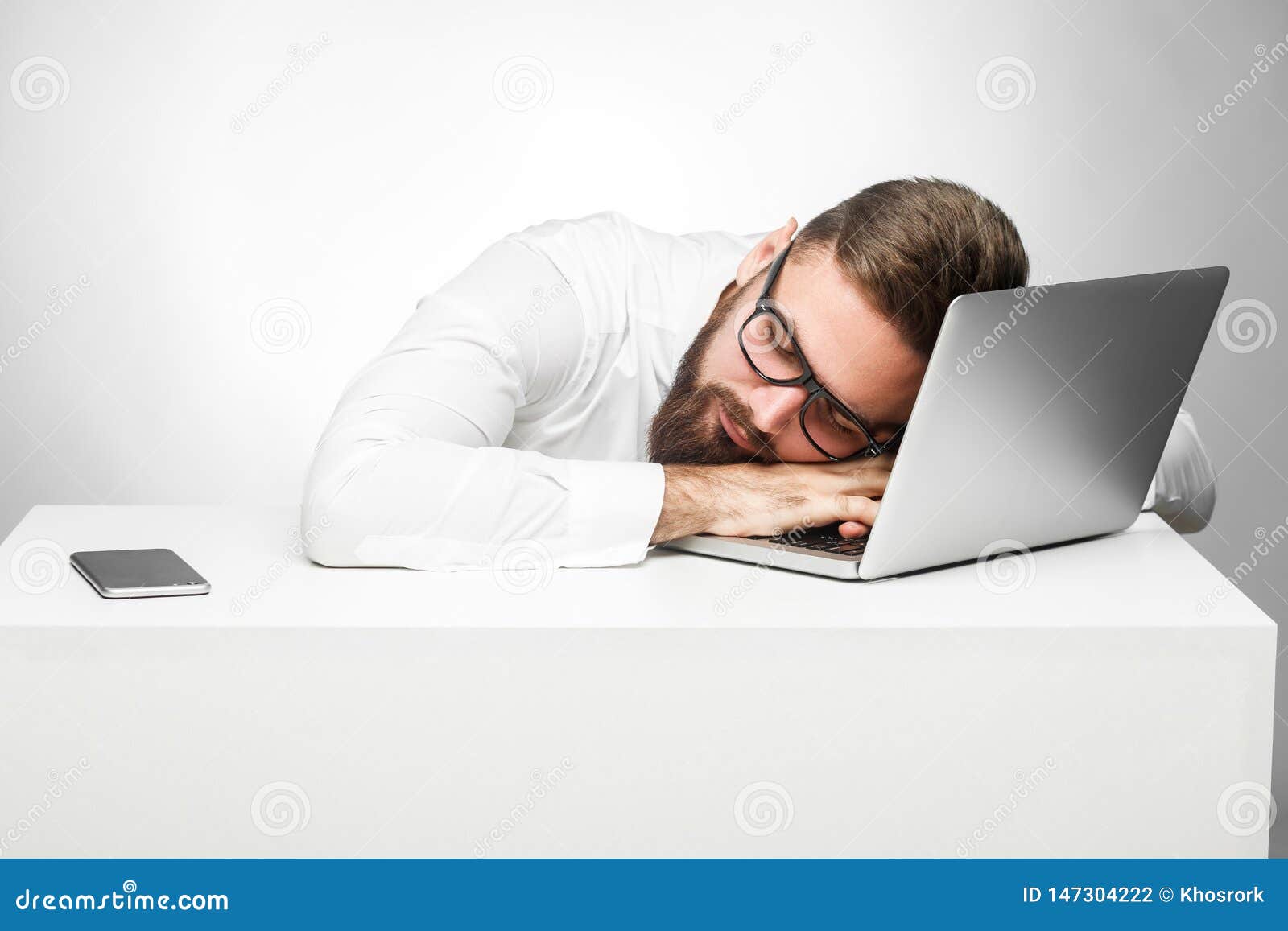 疲乏和困商人在他的工作场所打瞌睡 库存图片. 图片 包括有 昏睡, 表面, 疯狂, 男人, 动物, 做鬼脸 - 91975281