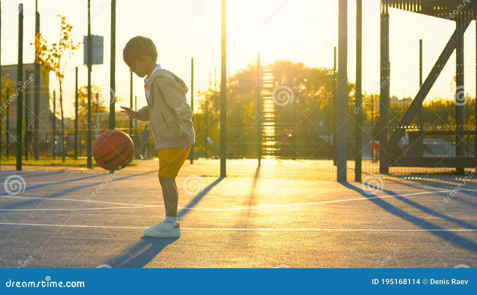 Gambar Bocah Laki Laki Bermain Basket, Ilustrasi Karakter Olahraga Kebugaran, Kebugaran Anak ...