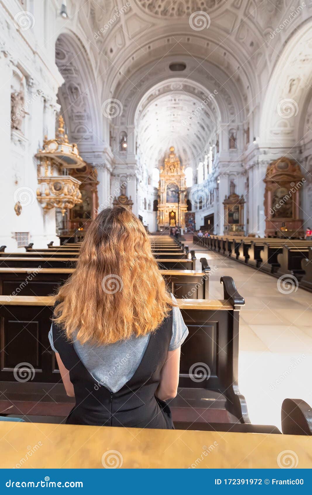 三位身穿黑衣的漂亮女士坐在这座城市的老教堂，摆着时尚的哥特主题女士派对 库存照片 - 图片 包括有 礼服, 节假日: 168266202