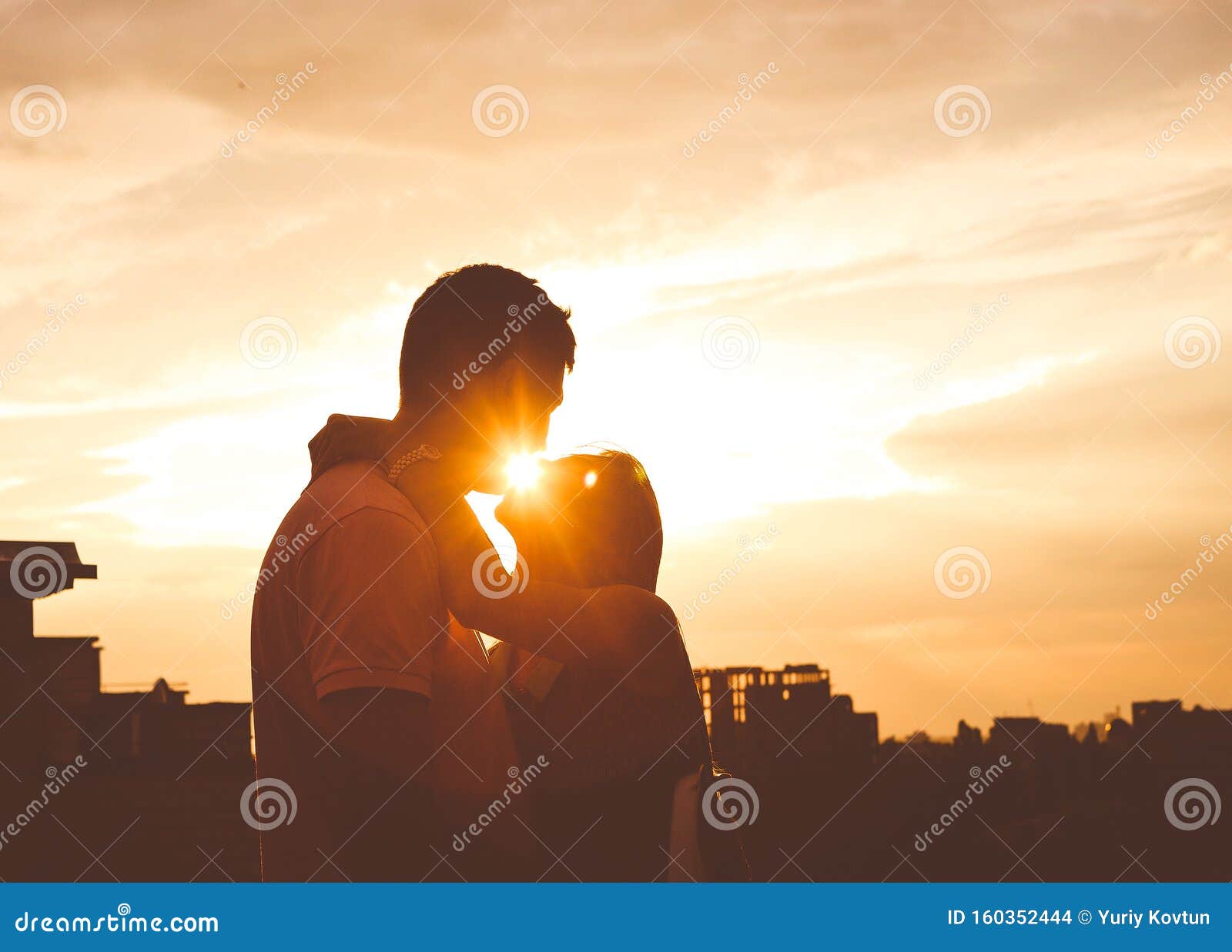 夕阳下亲吻的情侣摄影高清摄影大图-千库网