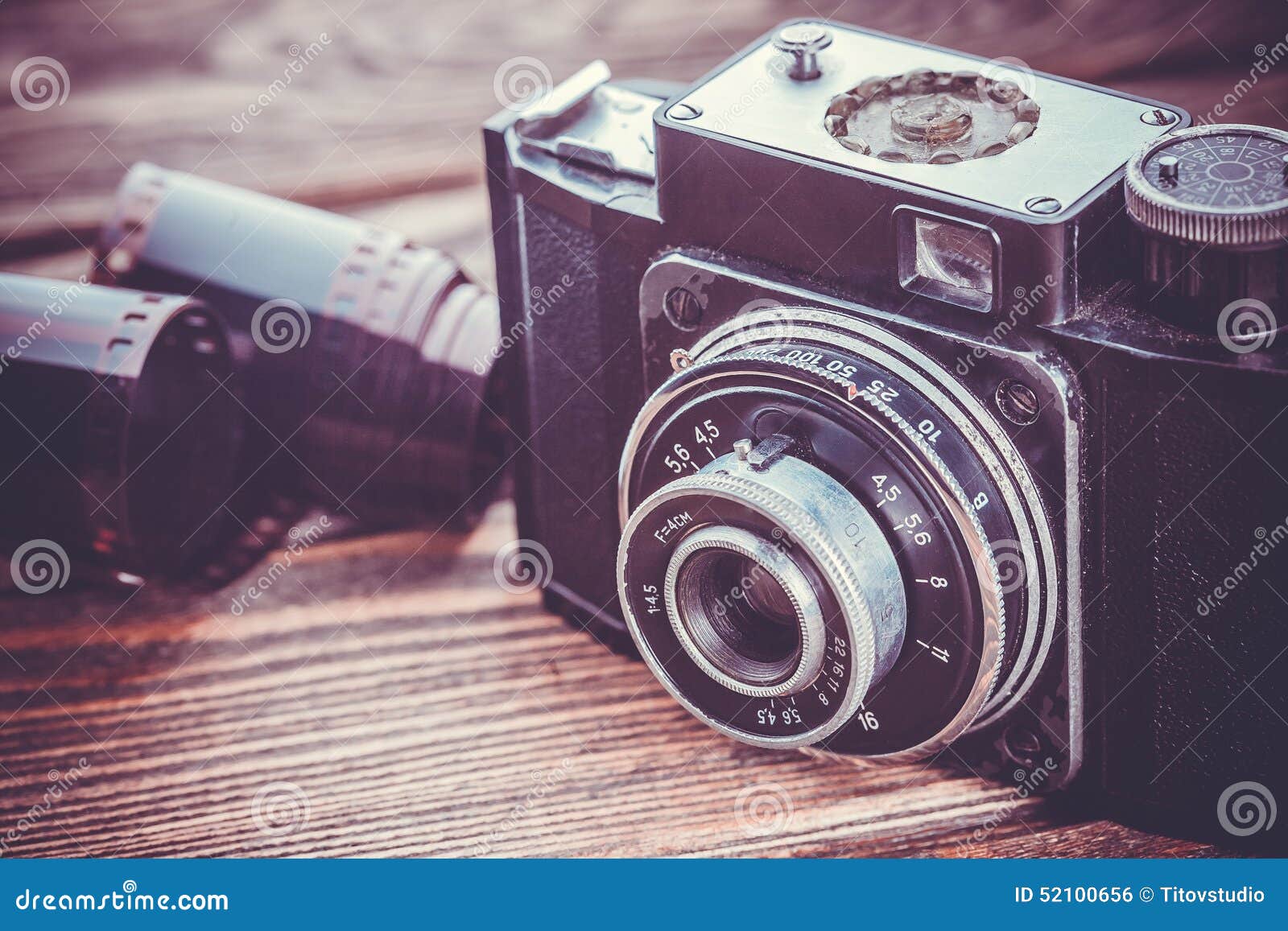 在木桌上的老照相机. 在木背景的老照相机