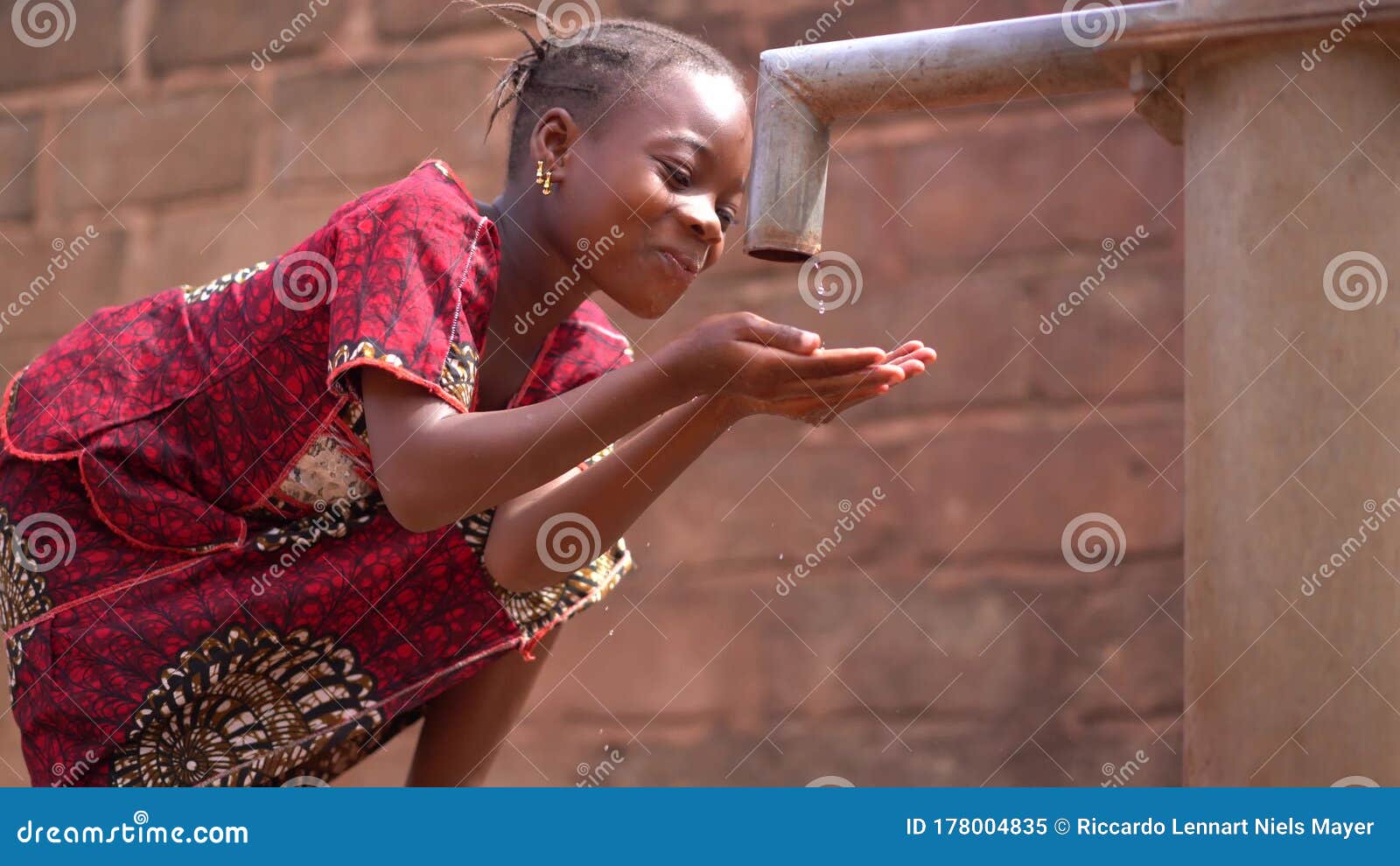 黑人非洲女孩喝水高清摄影大图-千库网