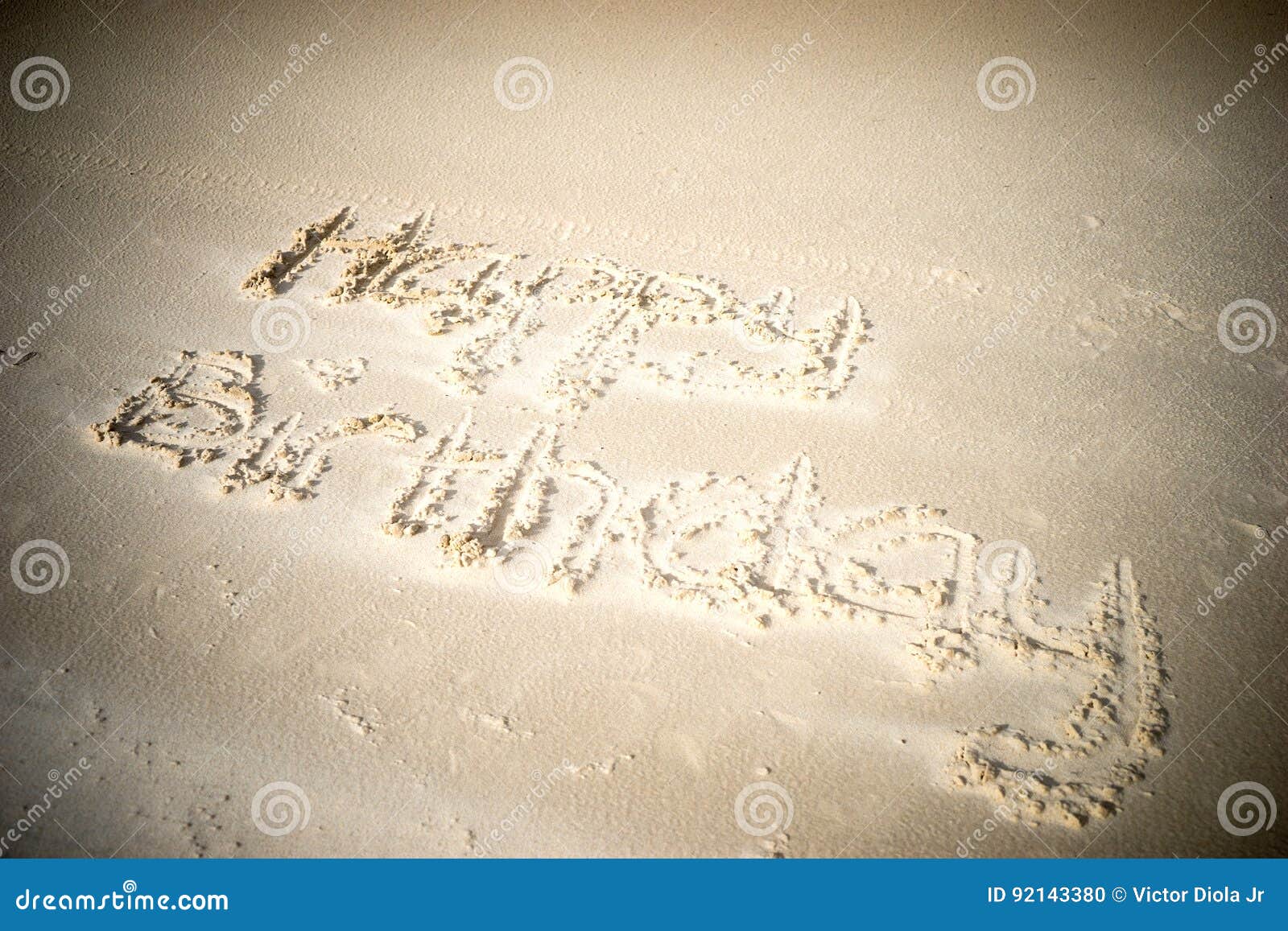 生日快乐在海滩背景中 库存照片. 图片 包括有 自然, 祝贺, 邀请, 假期, 木头, 火箭筒, 硼硅酸盐 - 40006468
