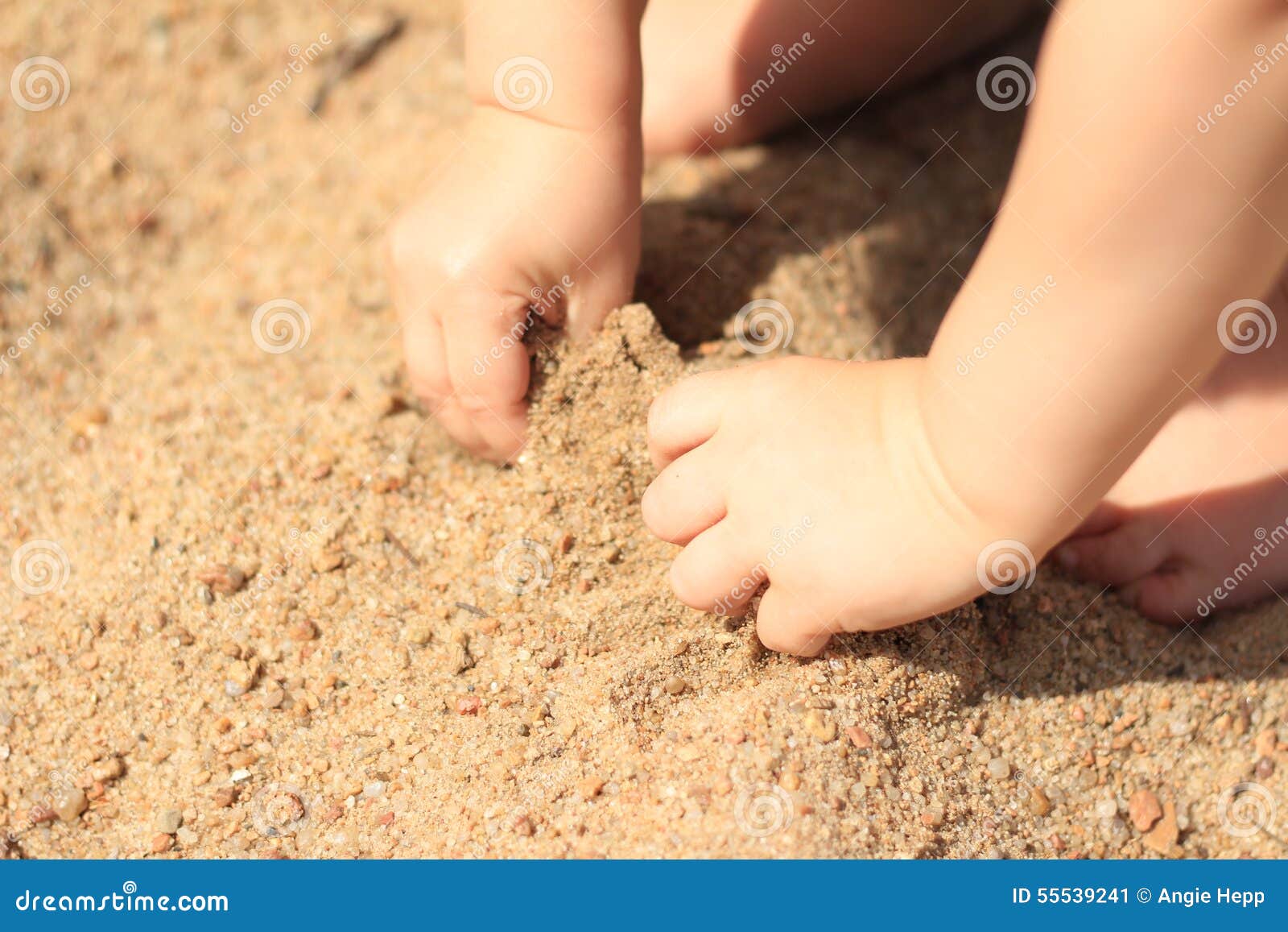 宝宝在海边玩沙子图片素材-编号18123188-图行天下