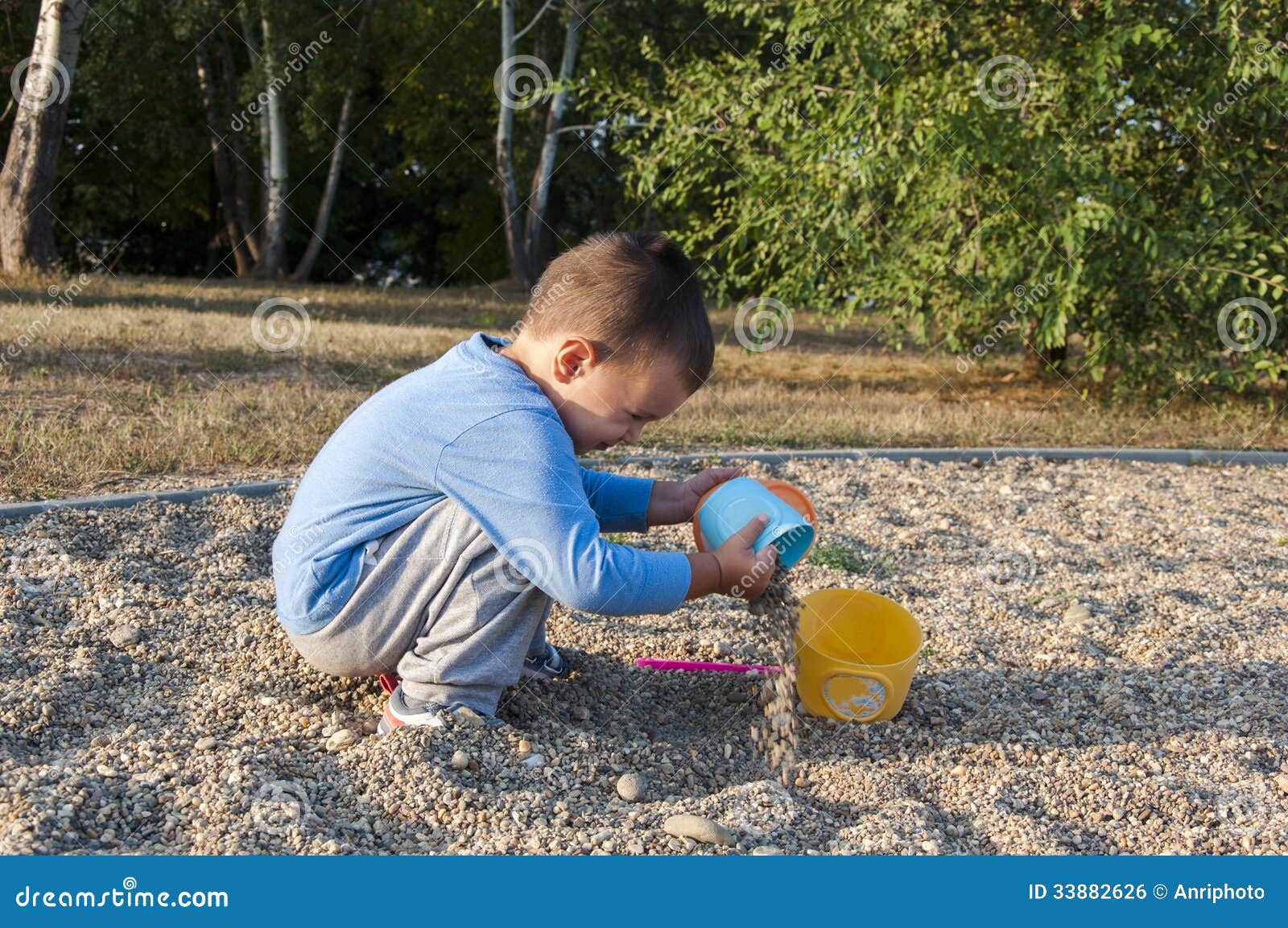 在沙子的男孩戏剧与他的玩具